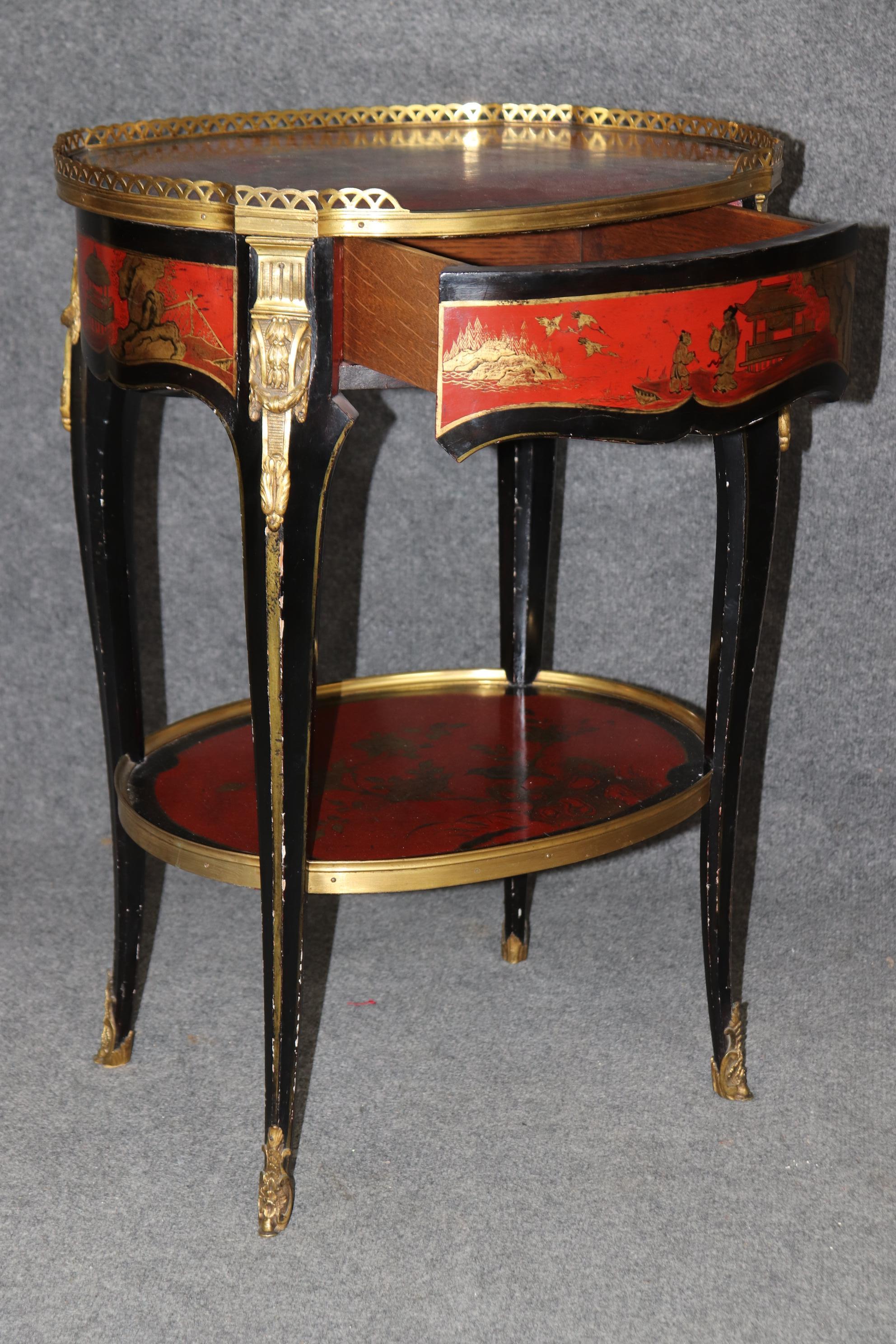 San Pans et Pogodas oh my ! Regardez les magnifiques décors de chinoiseries dorées décorés à la peinture sur cette table. La peinture est réalisée de façon magistrale. Le paysage dépeint la vie quotidienne d'un village chinois avec des hommes qui