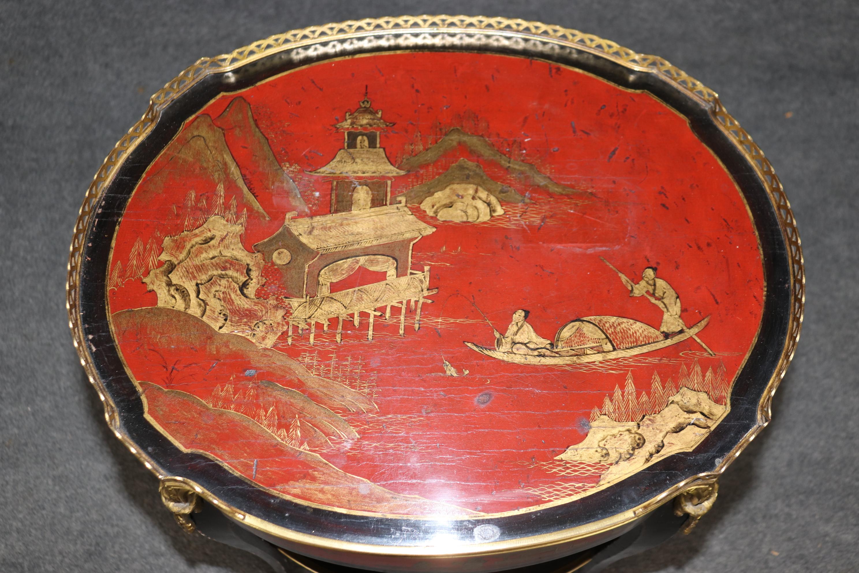 Français Stand de table d'appoint Chinoiserie Louis XV en laque rouge et noire, monté sur bronze en vente
