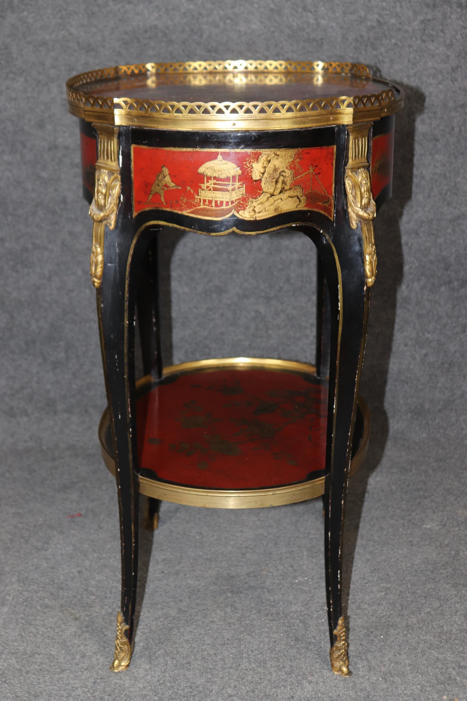 Stand de table d'appoint Chinoiserie Louis XV en laque rouge et noire, monté sur bronze Bon état - En vente à Swedesboro, NJ