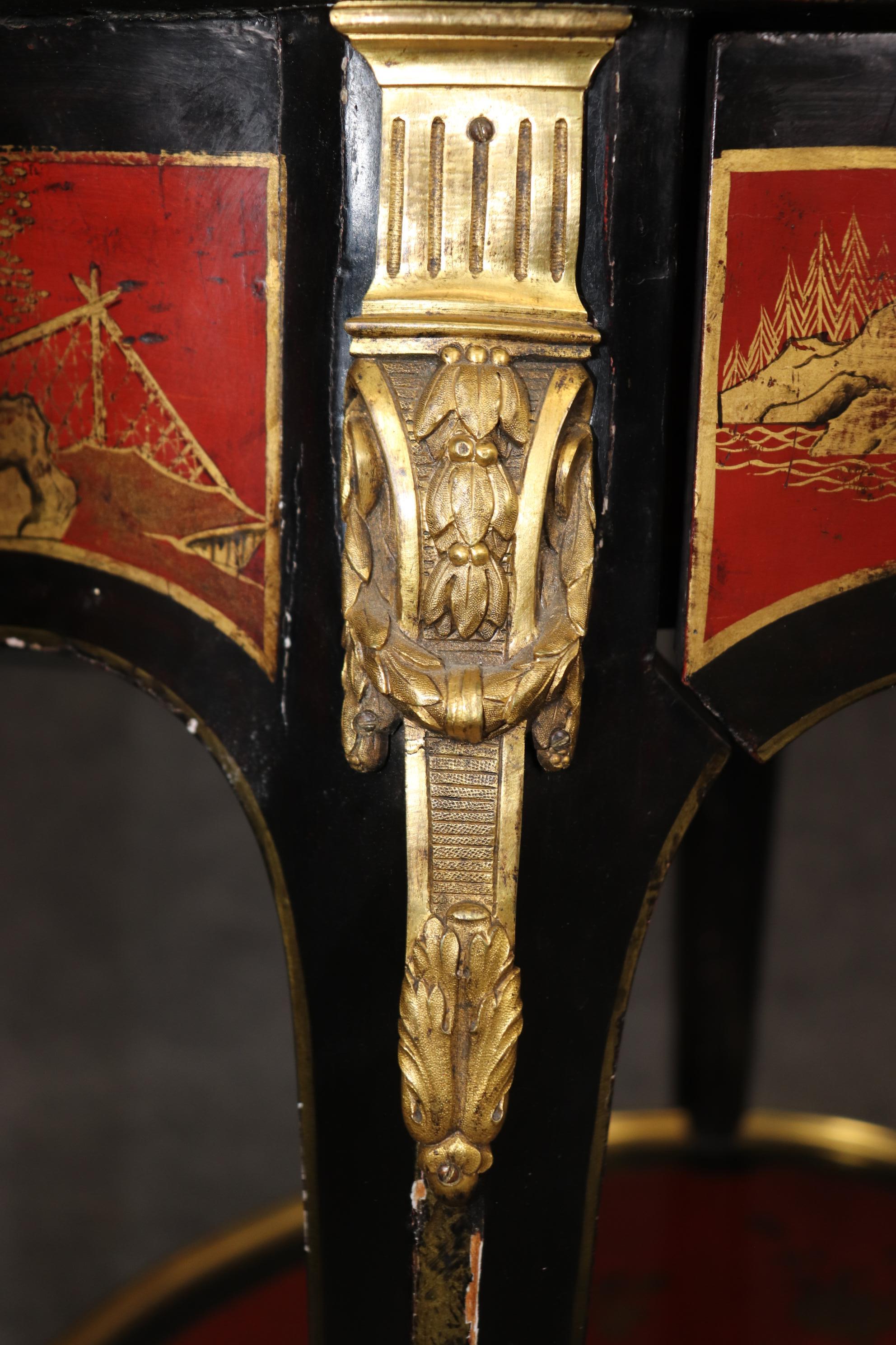 Début du 20ème siècle Stand de table d'appoint Chinoiserie Louis XV en laque rouge et noire, monté sur bronze en vente