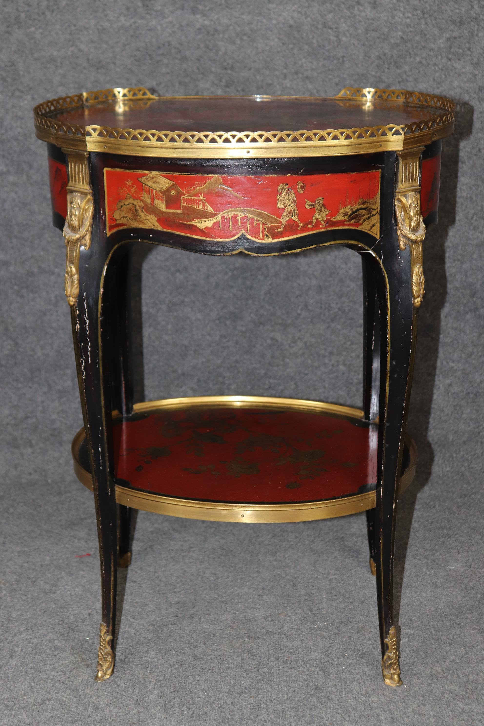 Laiton Stand de table d'appoint Chinoiserie Louis XV en laque rouge et noire, monté sur bronze en vente