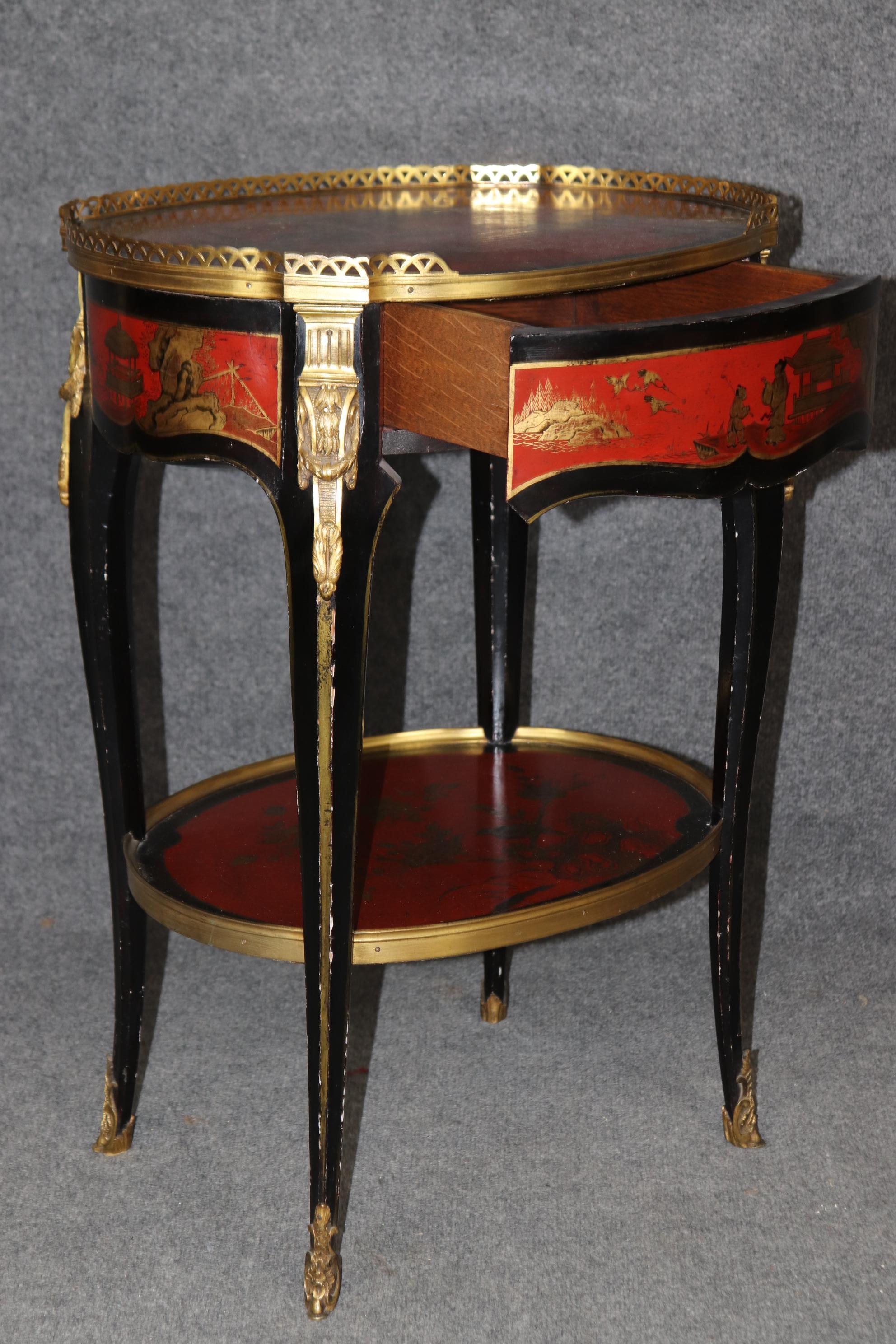 Stand de table d'appoint Chinoiserie Louis XV en laque rouge et noire, monté sur bronze en vente 2