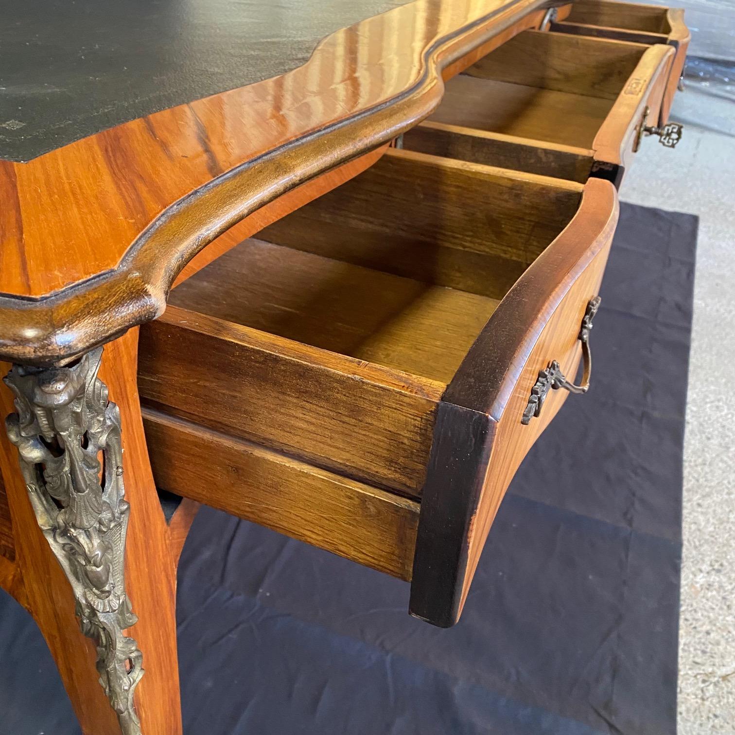 Bureau ou table à écrire français Louis XV avec cuir embossé  en vente 4