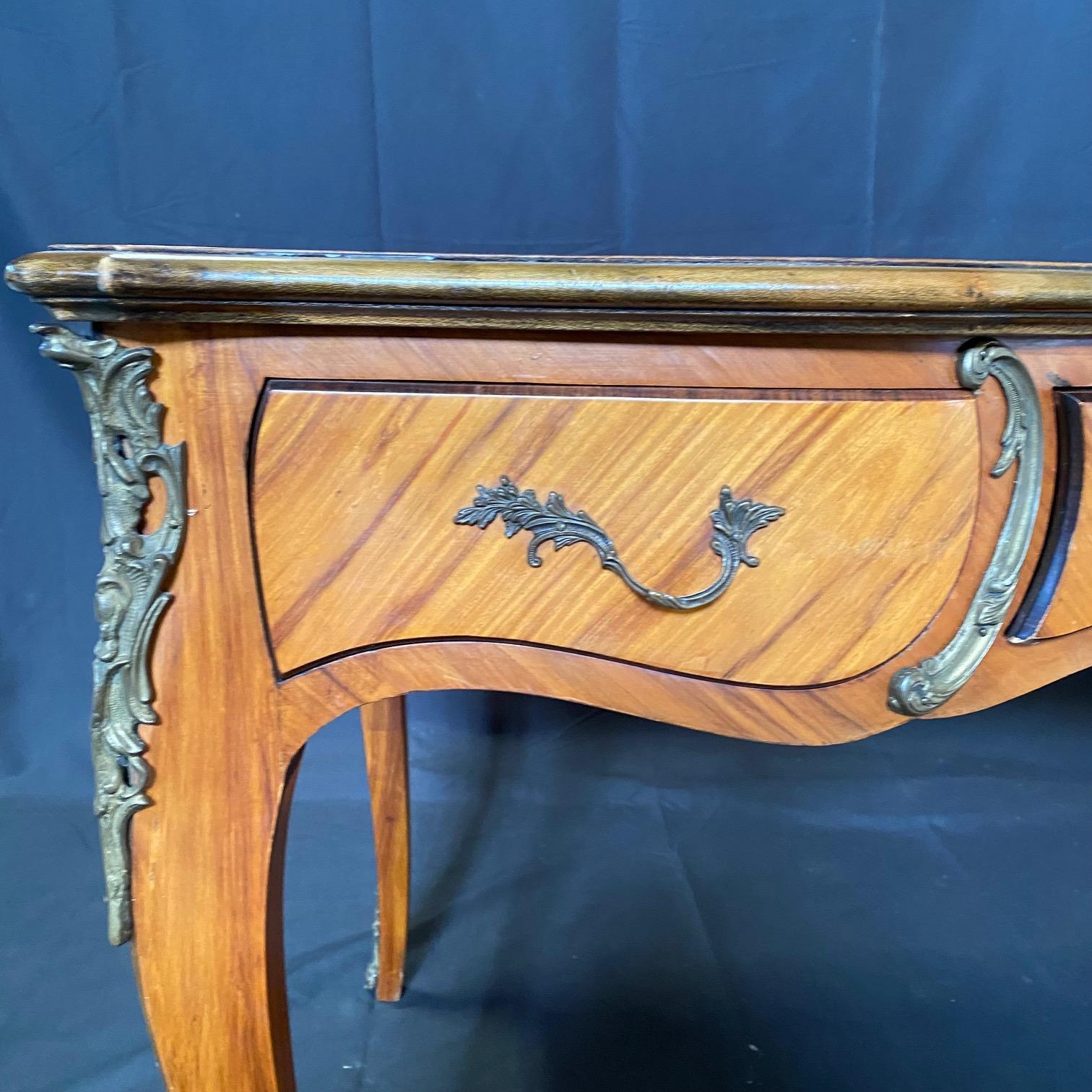 French Louis XV Bureau Plat Desk or Writing Table with Embossed Leather  In Good Condition For Sale In Hopewell, NJ