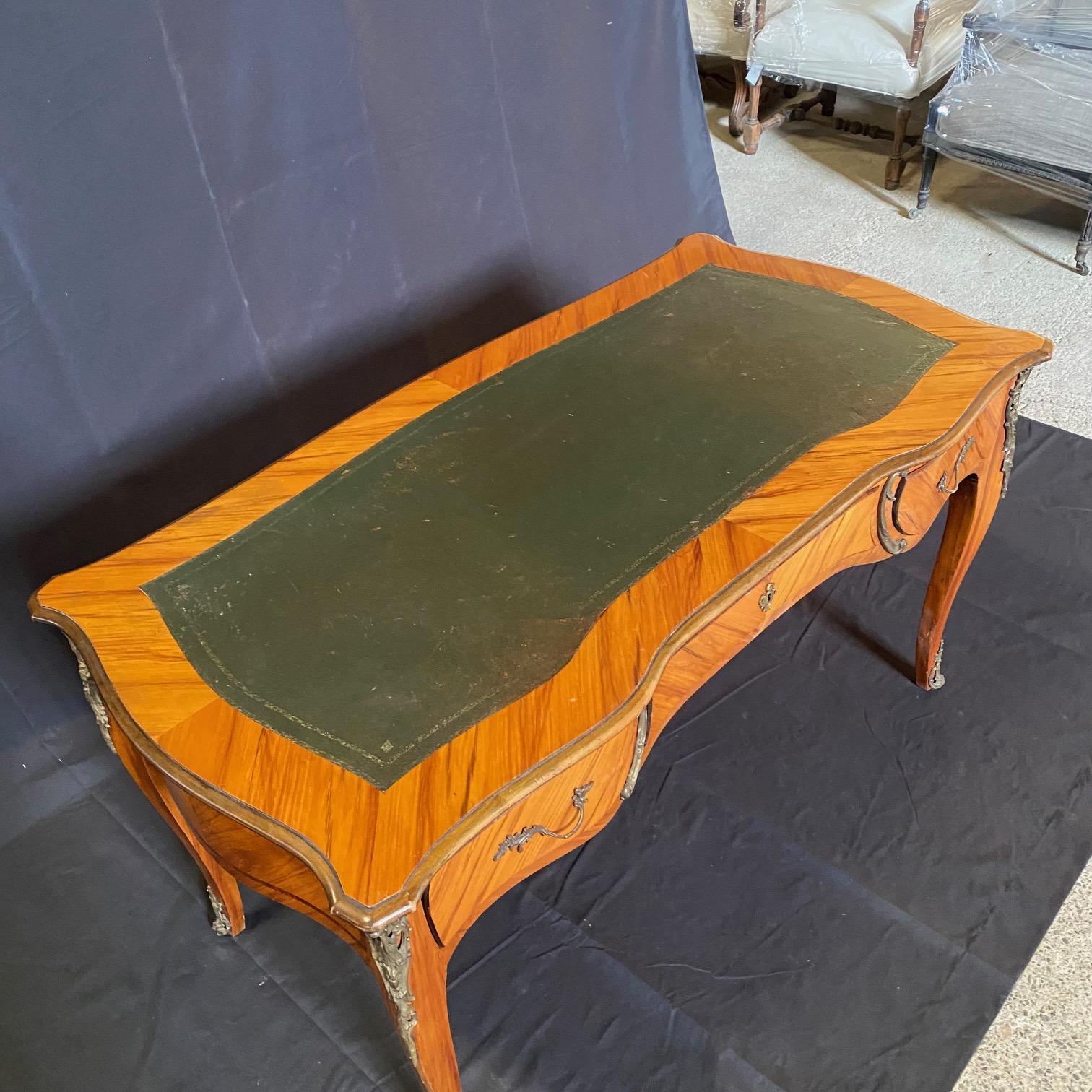 Laiton Bureau ou table à écrire français Louis XV avec cuir embossé  en vente