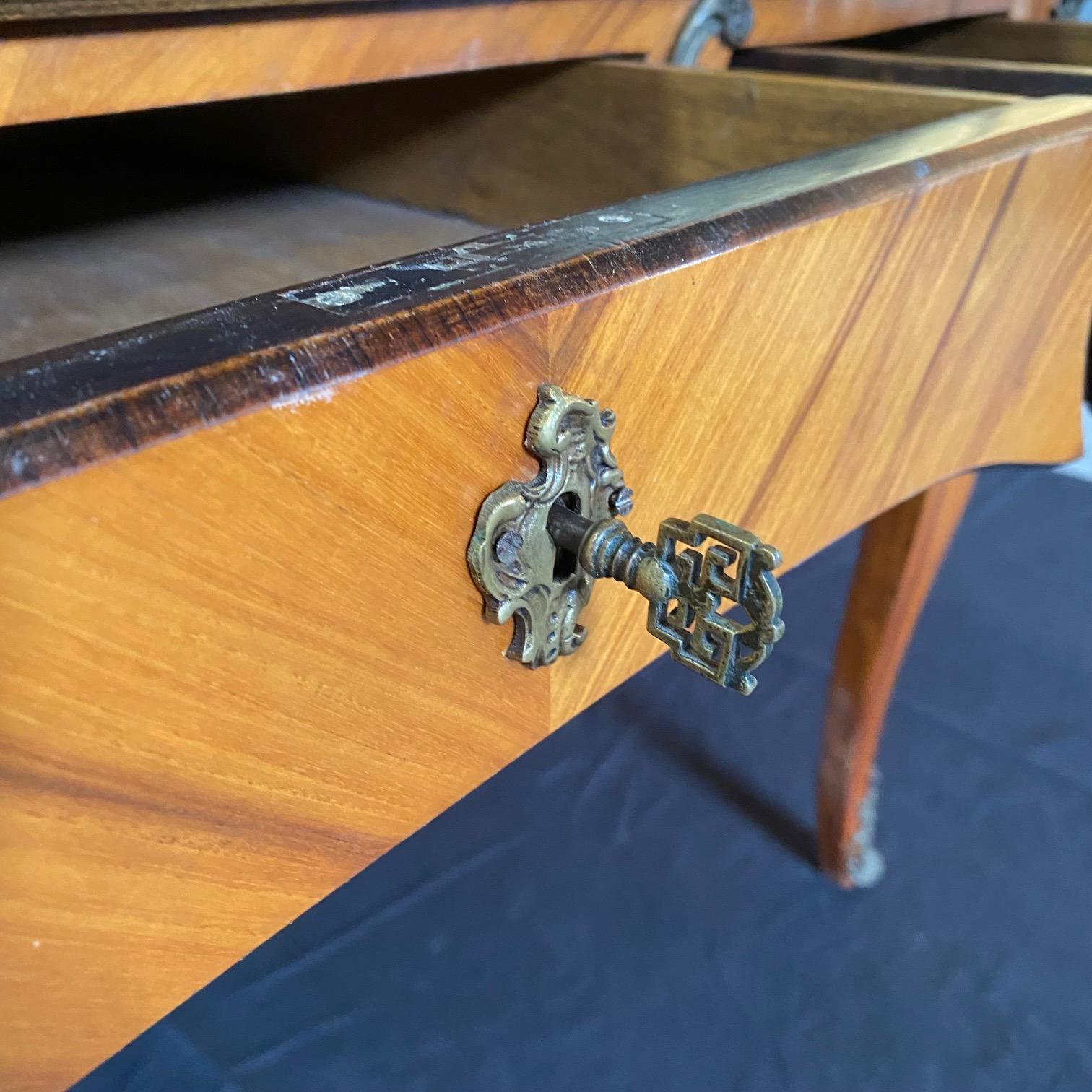 Bureau ou table à écrire français Louis XV avec cuir embossé  en vente 1