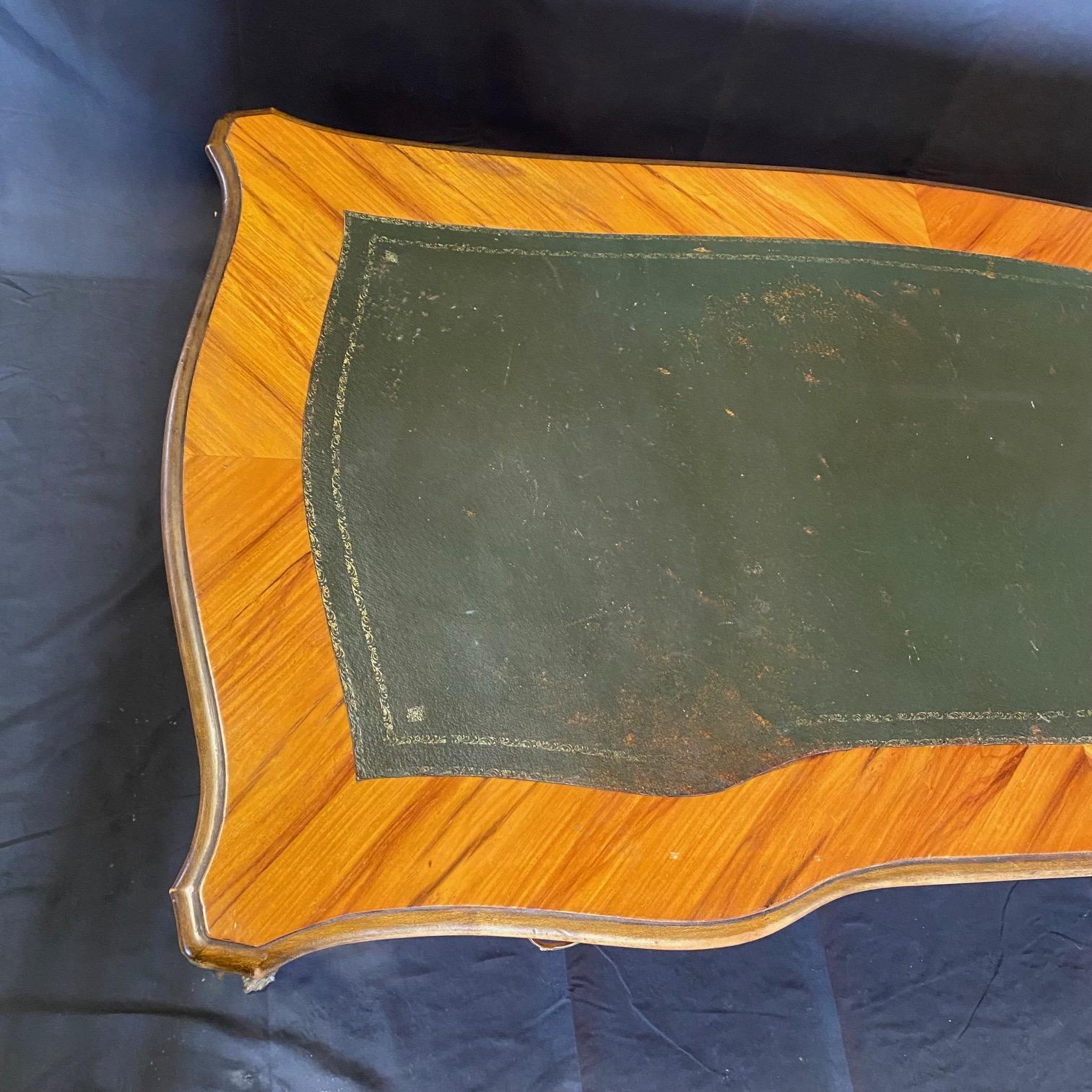 Bureau ou table à écrire français Louis XV avec cuir embossé  en vente 3