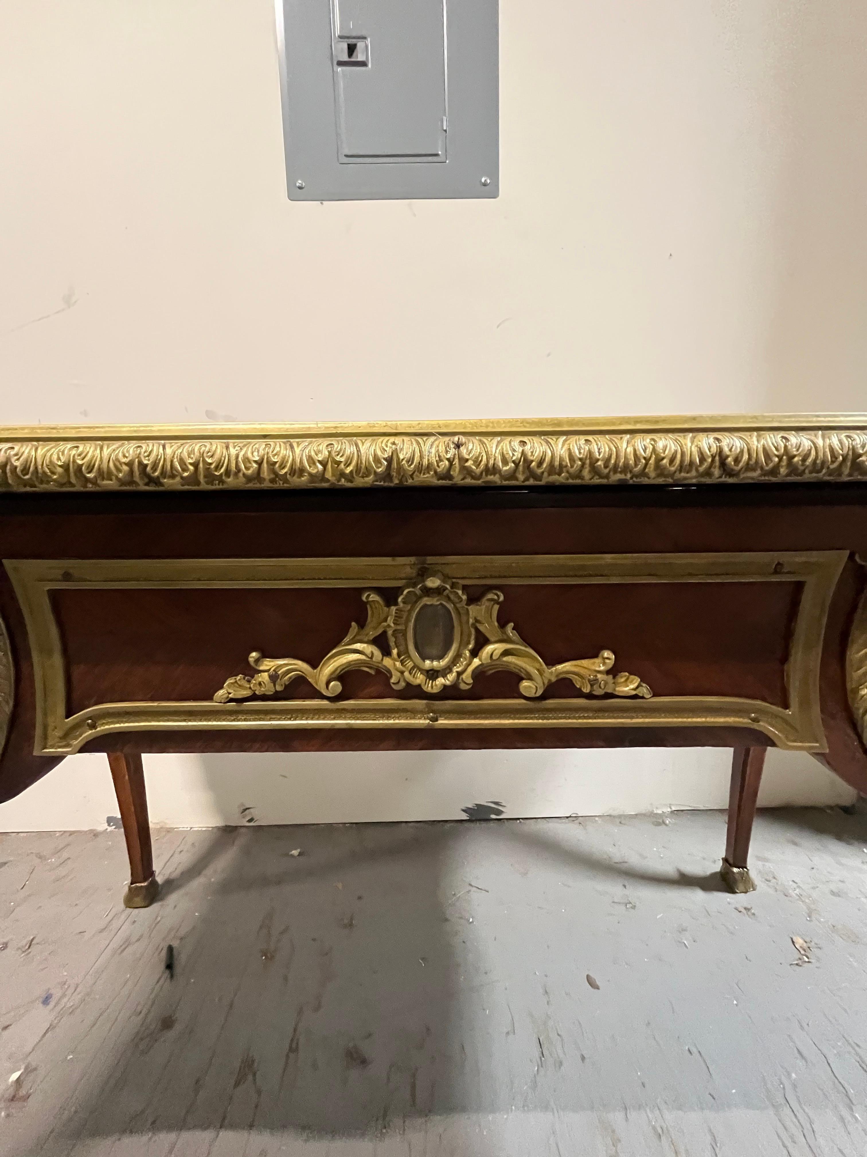 French Louis XV Bureau Plat Leather Top Desk With Mounted Bronze Ormolu In Good Condition For Sale In W Allenhurst, NJ