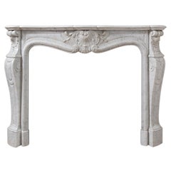 Antiker antiker Kaminsims aus Carrara-Marmor im Louis XV.-Stil