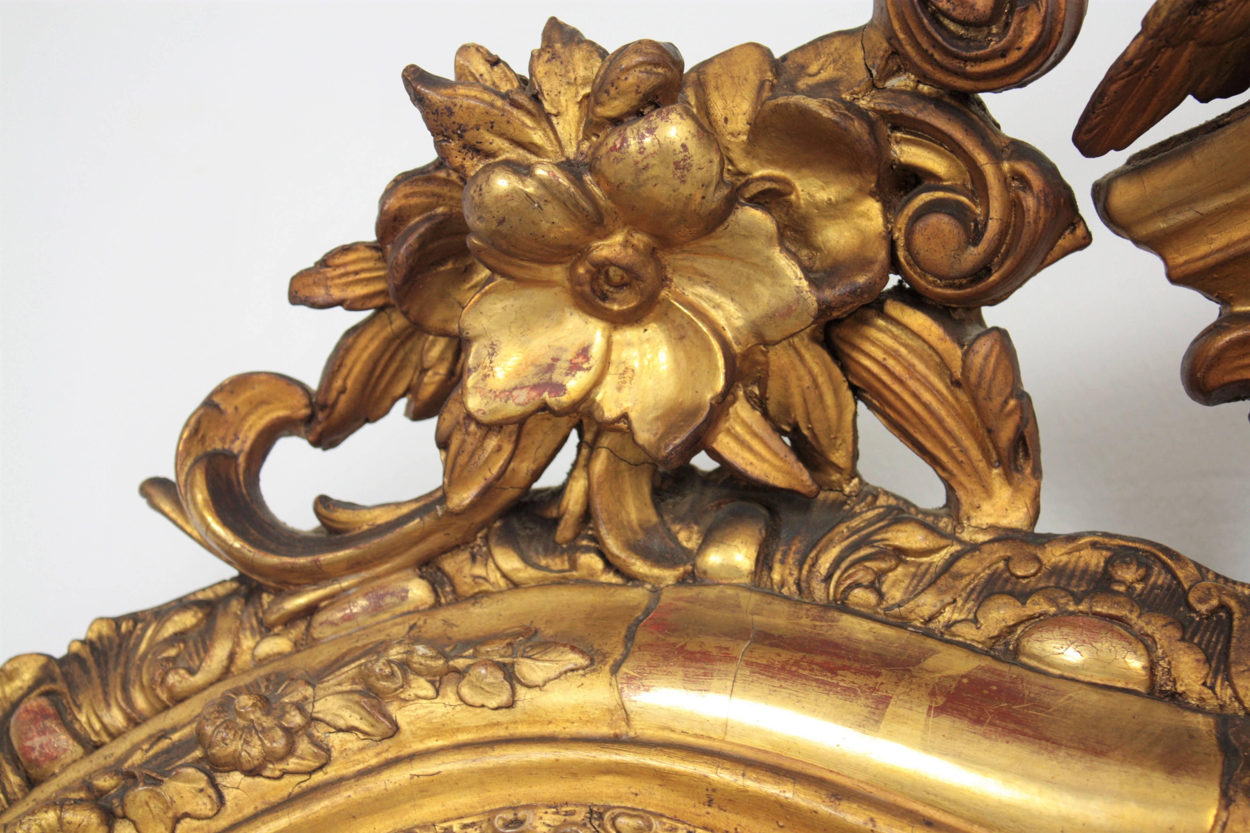 Spiegel aus geschnitztem vergoldetem Holz mit Wappen, Louis XV.-Stil (Geschnitzt) im Angebot