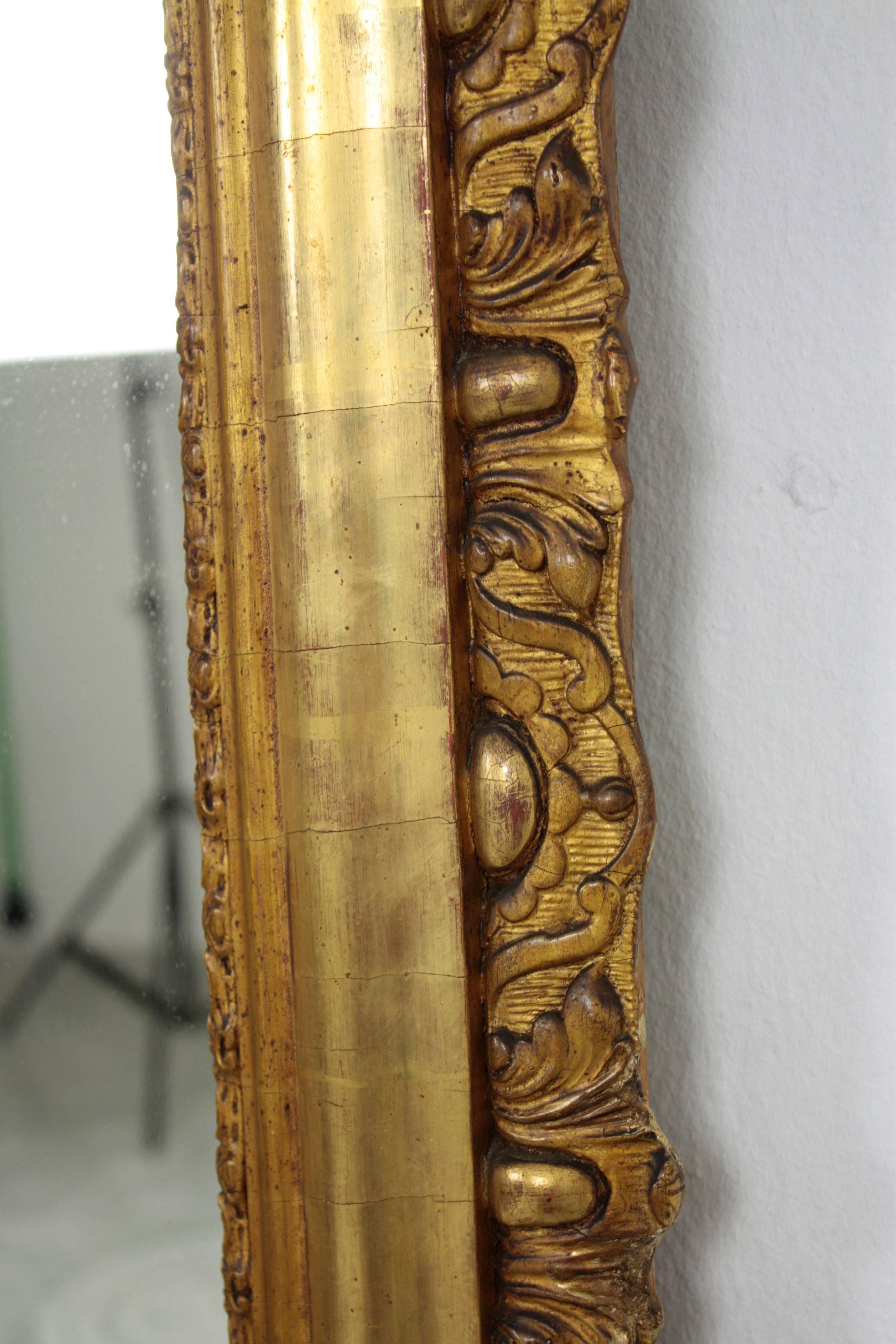 Spiegel aus geschnitztem vergoldetem Holz mit Wappen, Louis XV.-Stil im Angebot 1