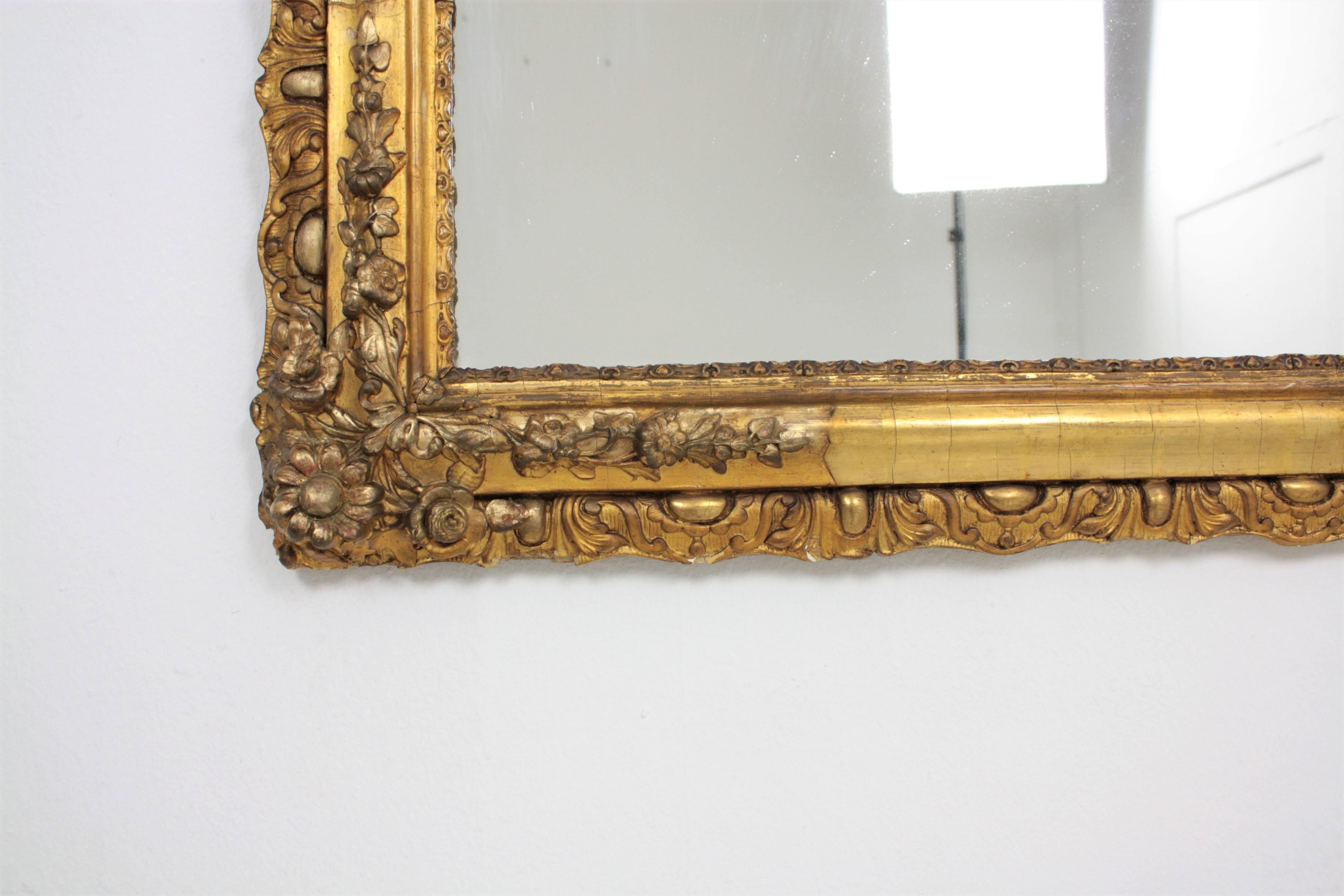French Louis XV Carved Giltwood Mirror with Crest For Sale 3