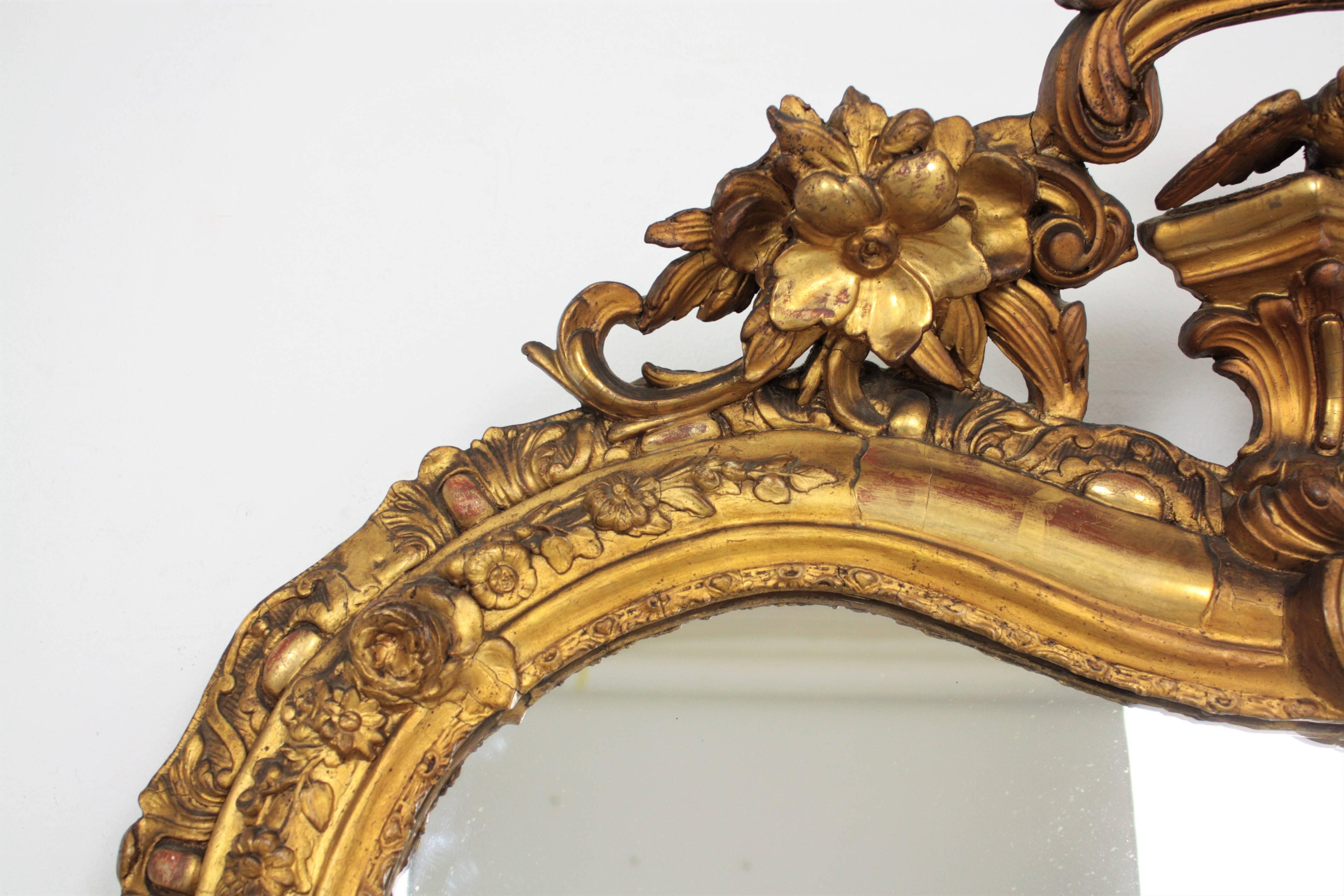 French Louis XV Carved Giltwood Mirror with Crest For Sale 4