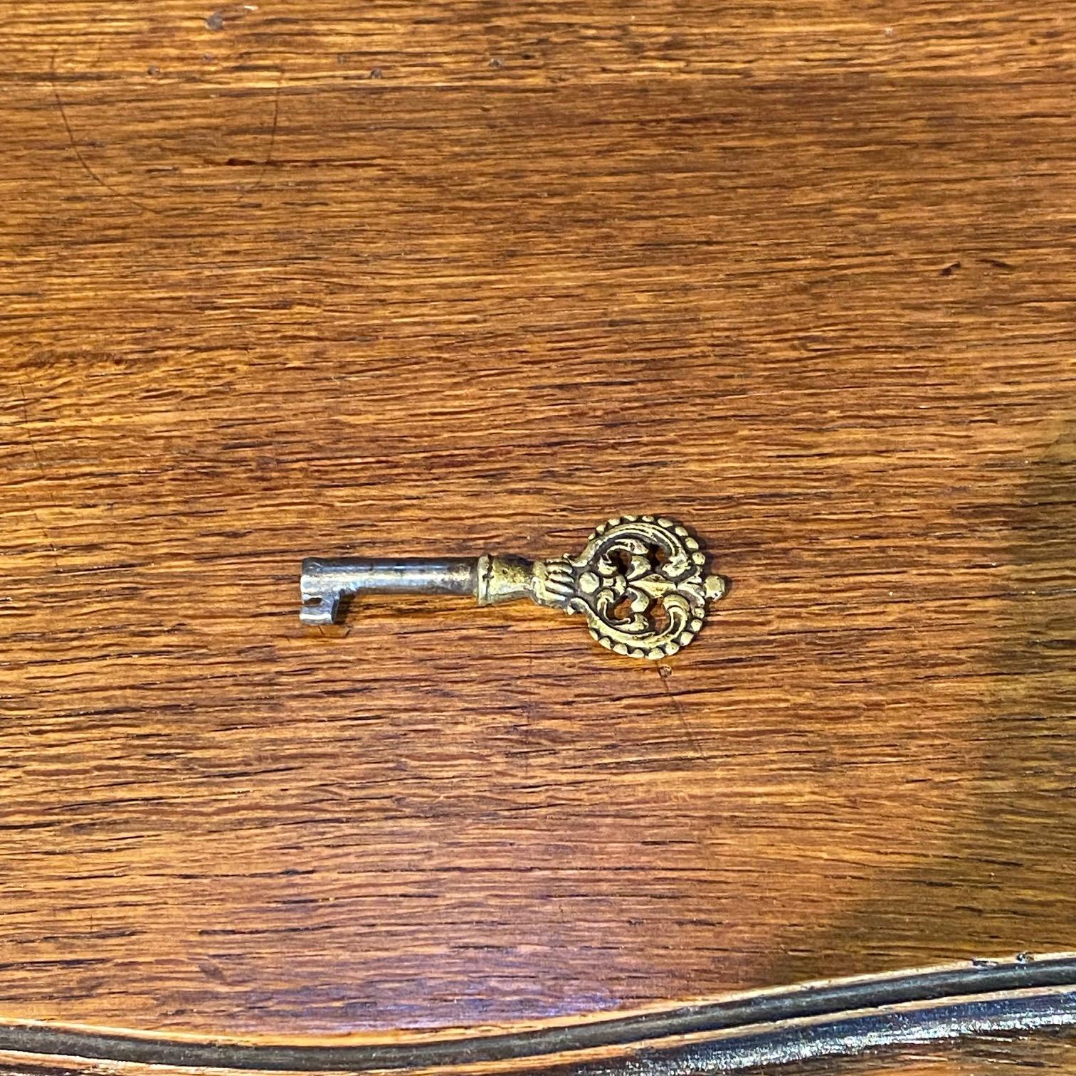 Französisch Louis XV geschnitzt Oak Provincial Land Kommode oder Kommode von Schubladen im Angebot 4