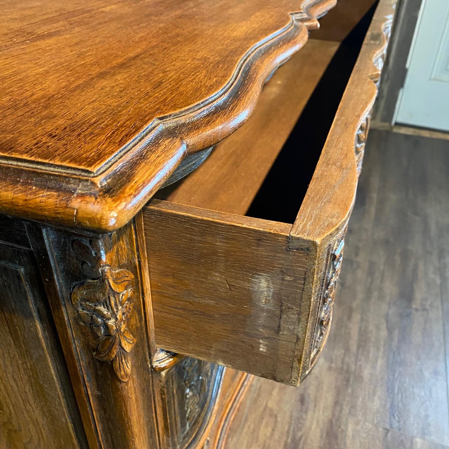 Französisch Louis XV geschnitzt Oak Provincial Land Kommode oder Kommode von Schubladen im Angebot 5