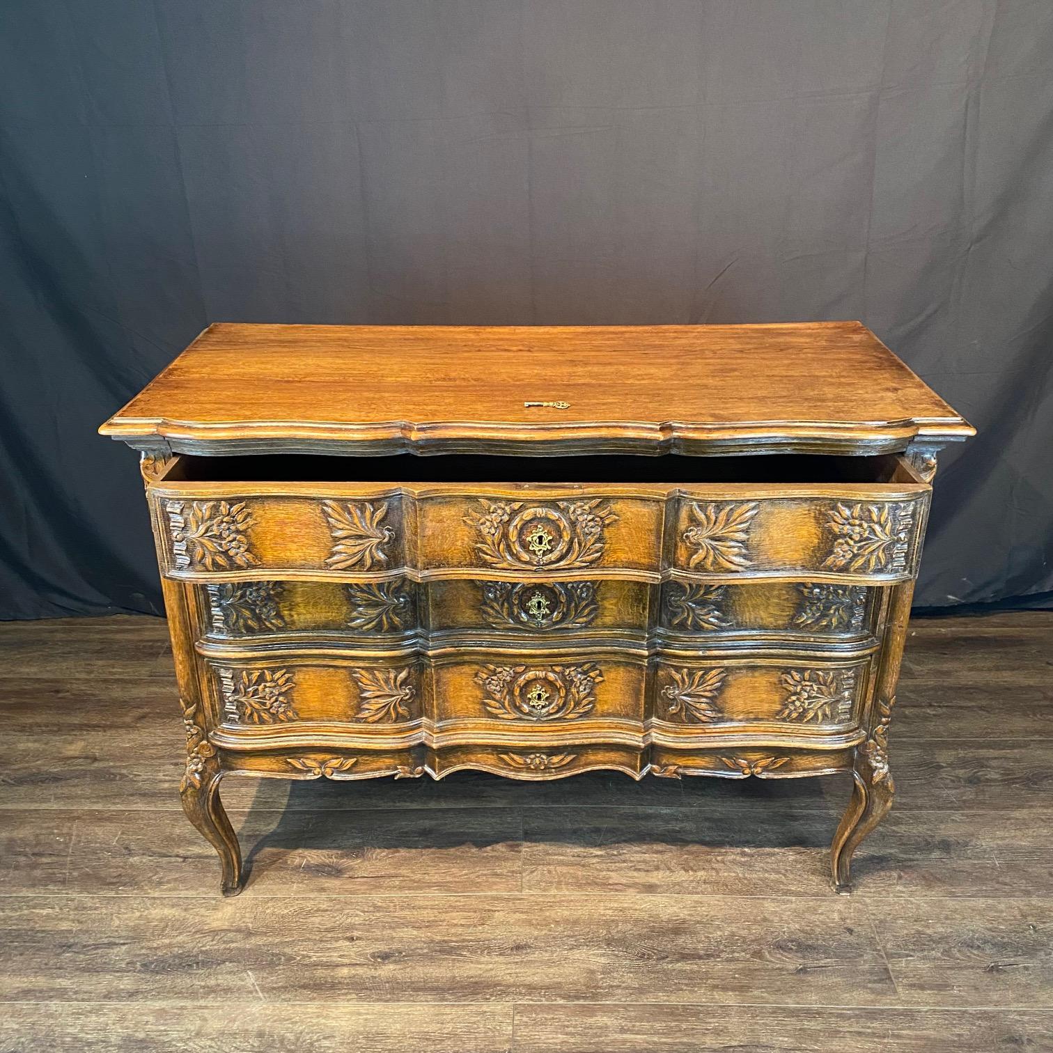 Französisch Louis XV geschnitzt Oak Provincial Land Kommode oder Kommode von Schubladen im Angebot 6