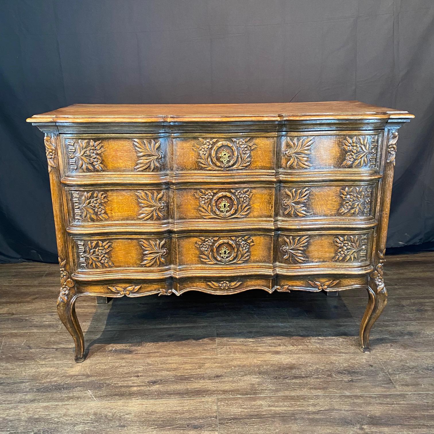 Französisch Louis XV geschnitzt Oak Provincial Land Kommode oder Kommode von Schubladen im Angebot 8