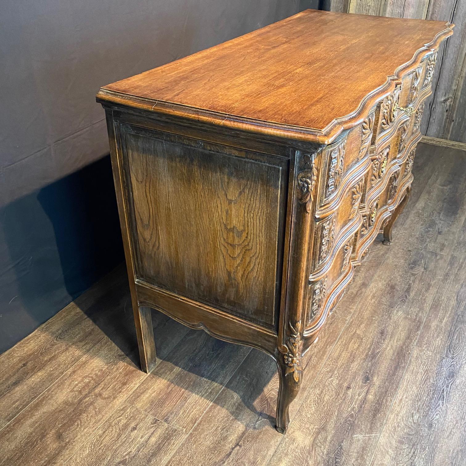 Französisch Louis XV geschnitzt Oak Provincial Land Kommode oder Kommode von Schubladen im Angebot 9