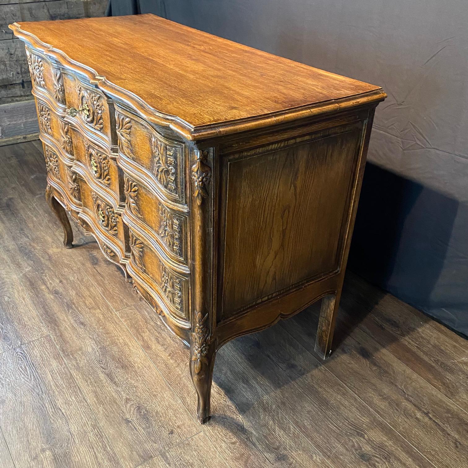 Französisch Louis XV geschnitzt Oak Provincial Land Kommode oder Kommode von Schubladen im Angebot 10