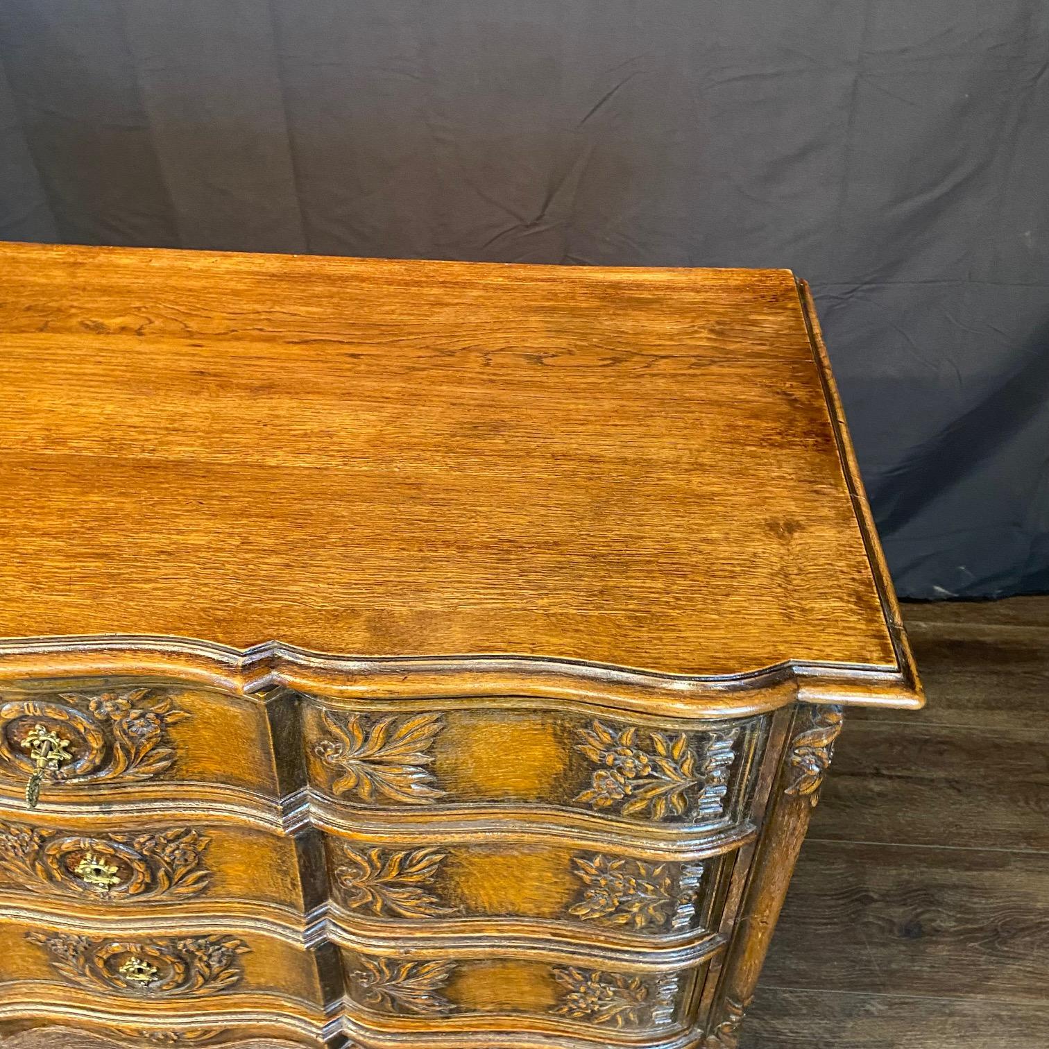 Französisch Louis XV geschnitzt Oak Provincial Land Kommode oder Kommode von Schubladen im Angebot 11
