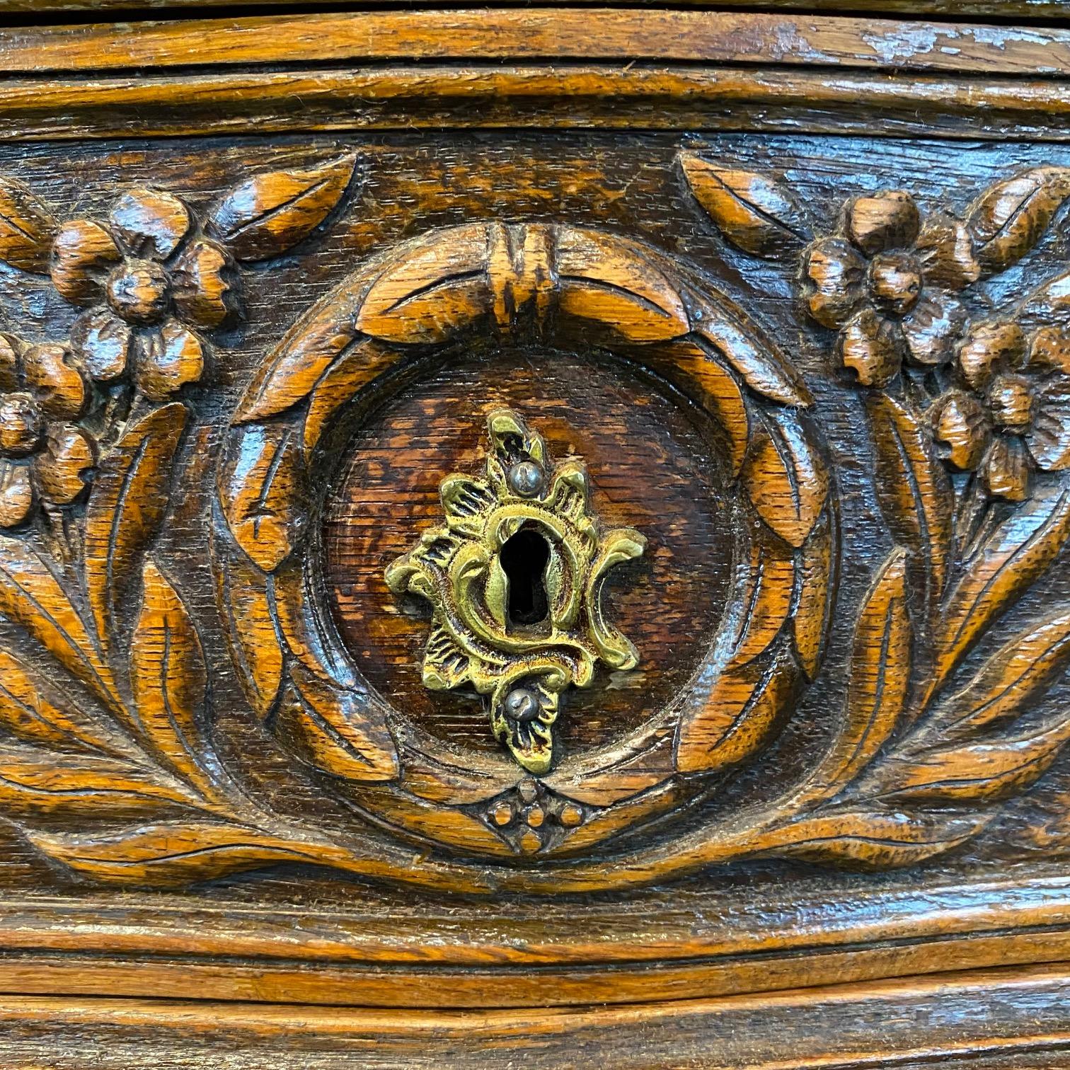 Elegante, einzigartige französische Landhauskommode oder Kommode mit einer stark geschnitzten Serpentinenfront. Diese sehr gut verarbeitete Kommode mit schwalbenschwanzförmigen Schubladen würde auch einen schönen Akzent in einem Wohnzimmer oder
