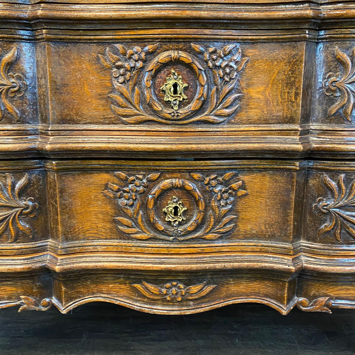 Französisch Louis XV geschnitzt Oak Provincial Land Kommode oder Kommode von Schubladen (Louis XV.) im Angebot