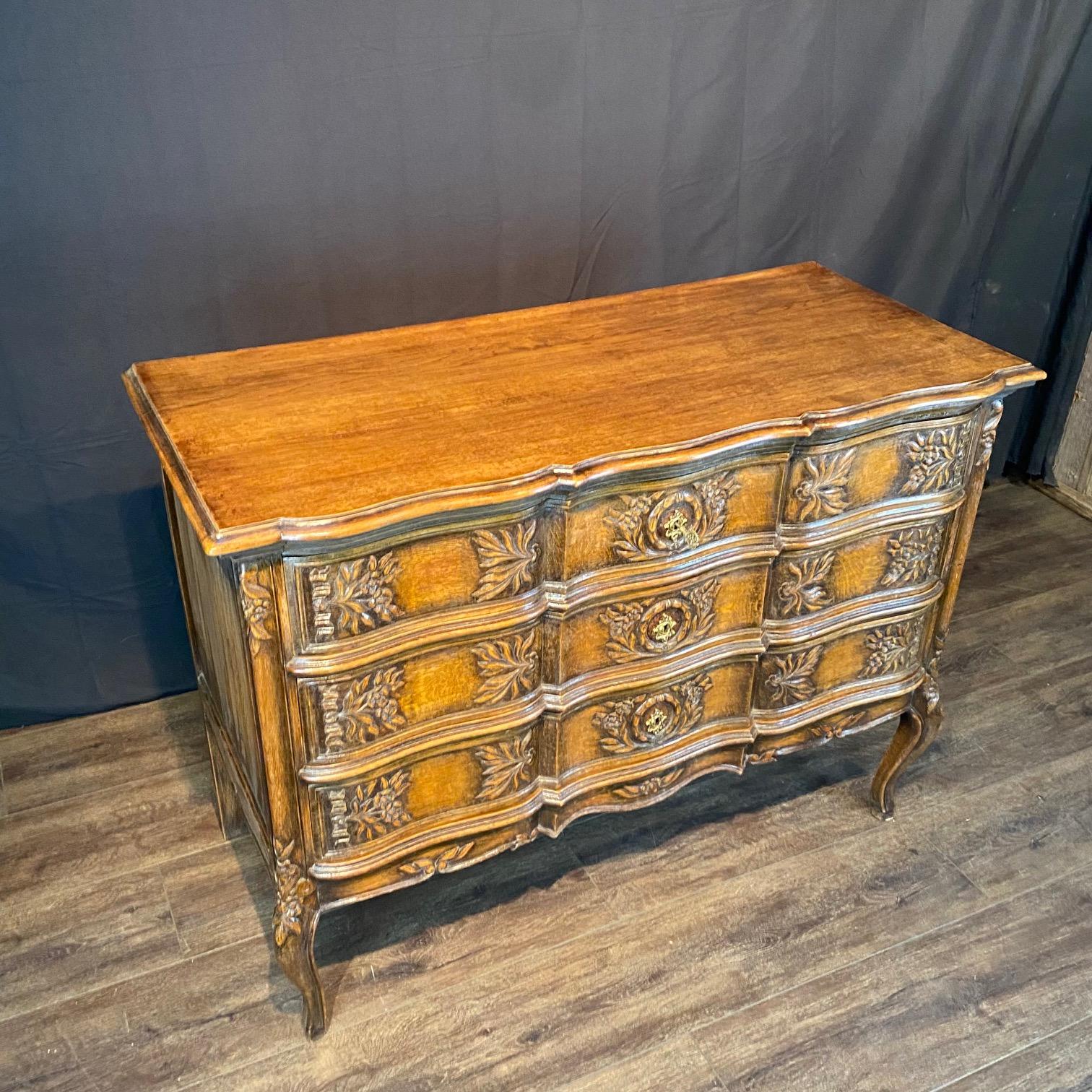 Französisch Louis XV geschnitzt Oak Provincial Land Kommode oder Kommode von Schubladen im Zustand „Gut“ im Angebot in Hopewell, NJ