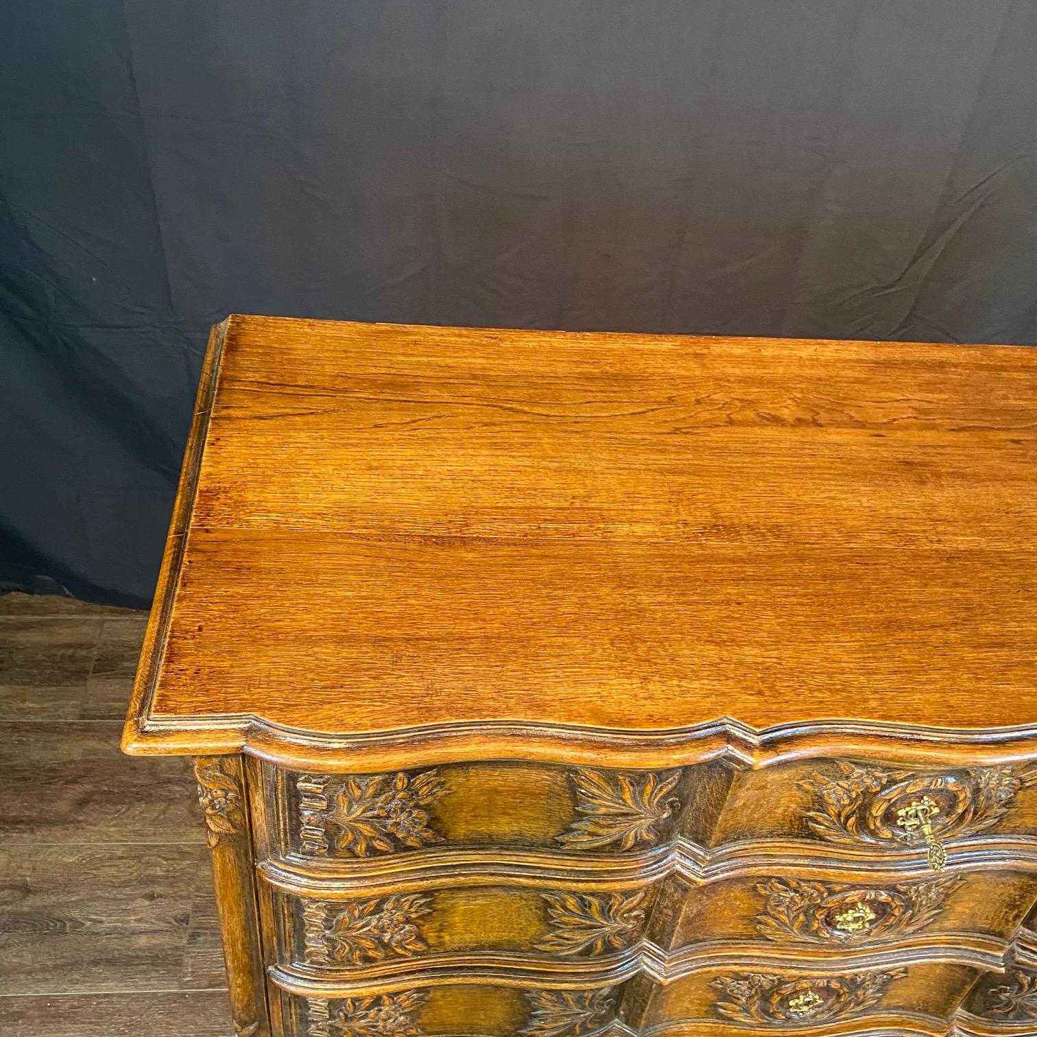 Französisch Louis XV geschnitzt Oak Provincial Land Kommode oder Kommode von Schubladen (Frühes 20. Jahrhundert) im Angebot