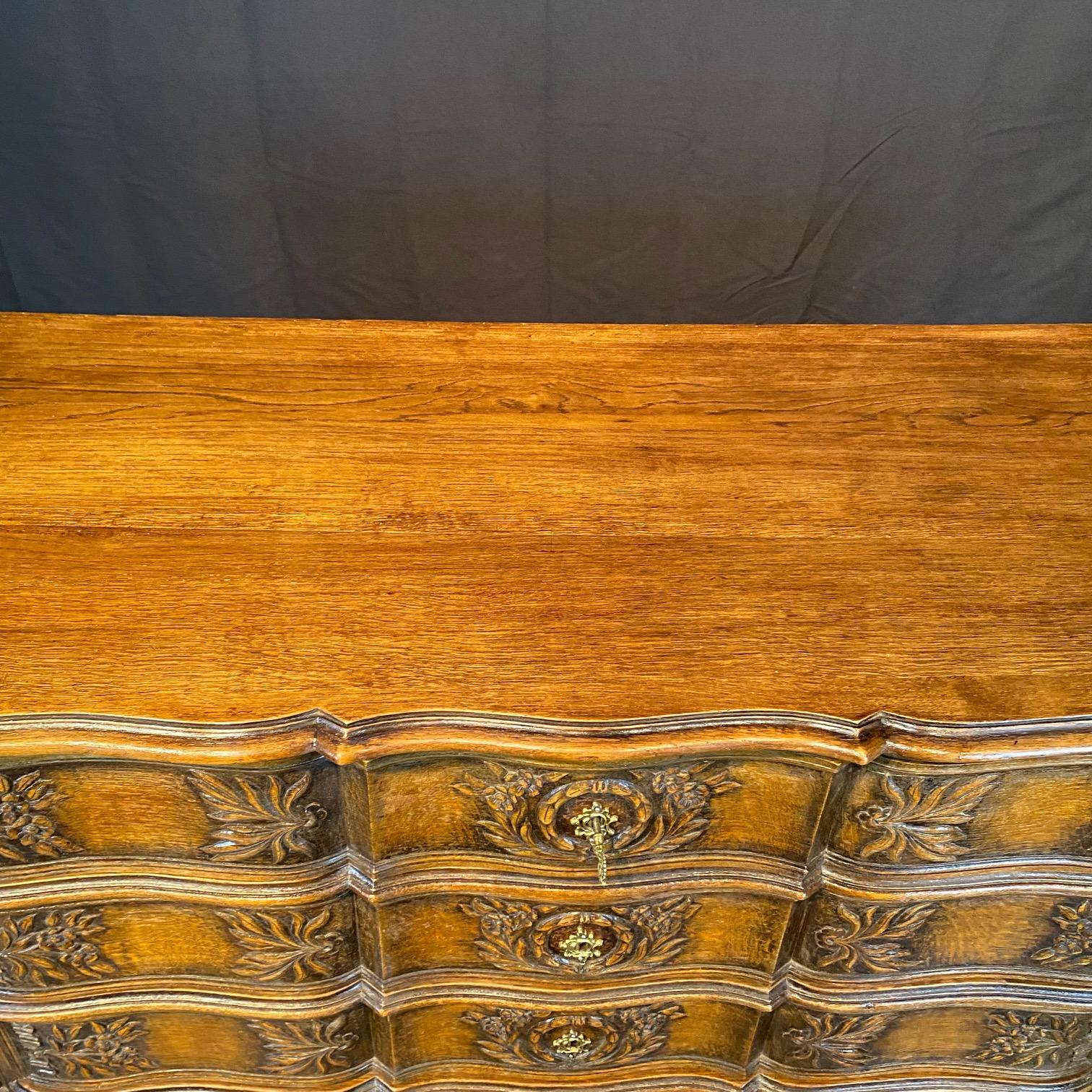 Französisch Louis XV geschnitzt Oak Provincial Land Kommode oder Kommode von Schubladen (Eichenholz) im Angebot