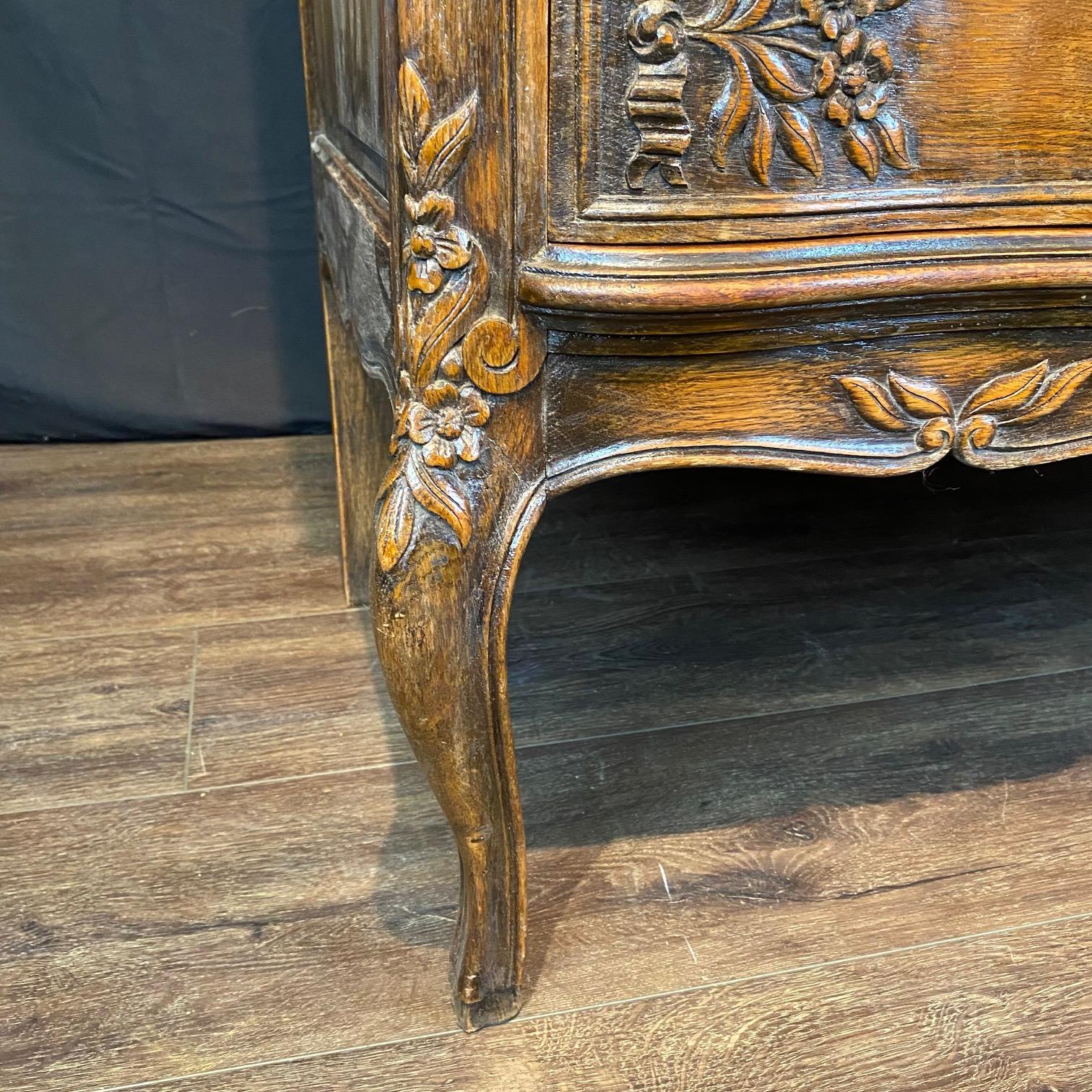 Französisch Louis XV geschnitzt Oak Provincial Land Kommode oder Kommode von Schubladen im Angebot 1