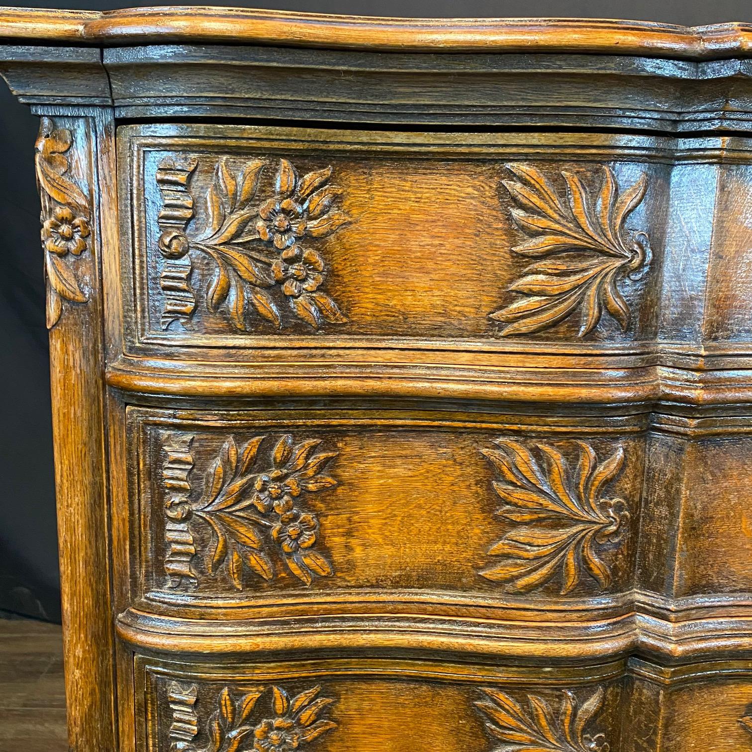 Französisch Louis XV geschnitzt Oak Provincial Land Kommode oder Kommode von Schubladen im Angebot 2