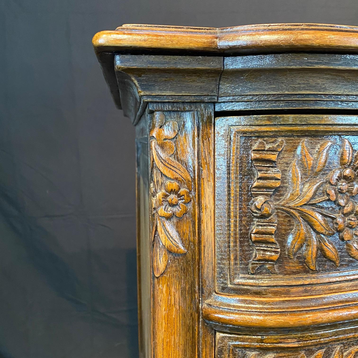 Französisch Louis XV geschnitzt Oak Provincial Land Kommode oder Kommode von Schubladen im Angebot 3