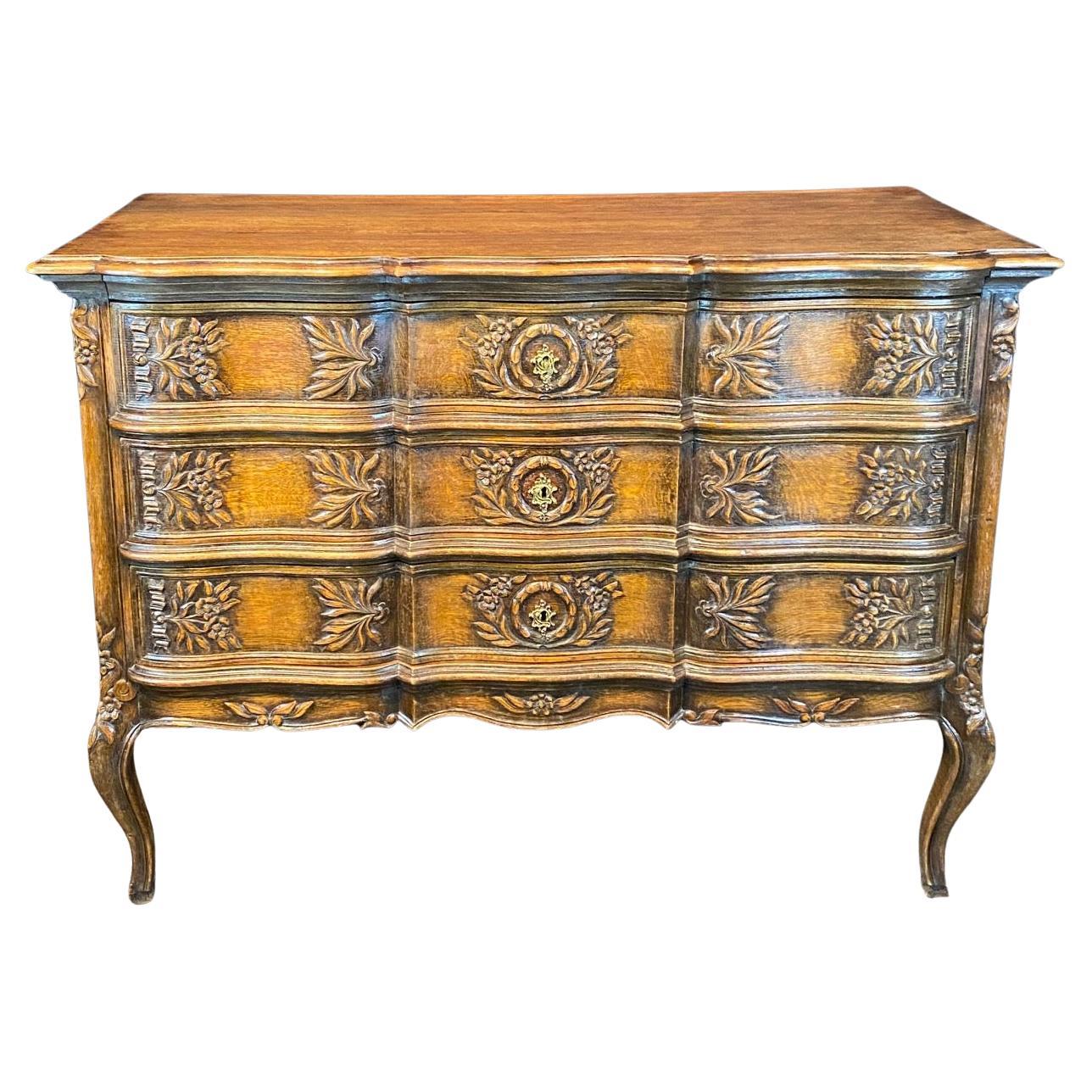 Französisch Louis XV geschnitzt Oak Provincial Land Kommode oder Kommode von Schubladen im Angebot