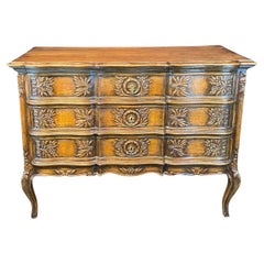 Französisch Louis XV geschnitzt Oak Provincial Land Kommode oder Kommode von Schubladen