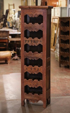 Vetrinetta francese Luigi XV in pino intagliato per 18 bottiglie di vino "Cave a Vin