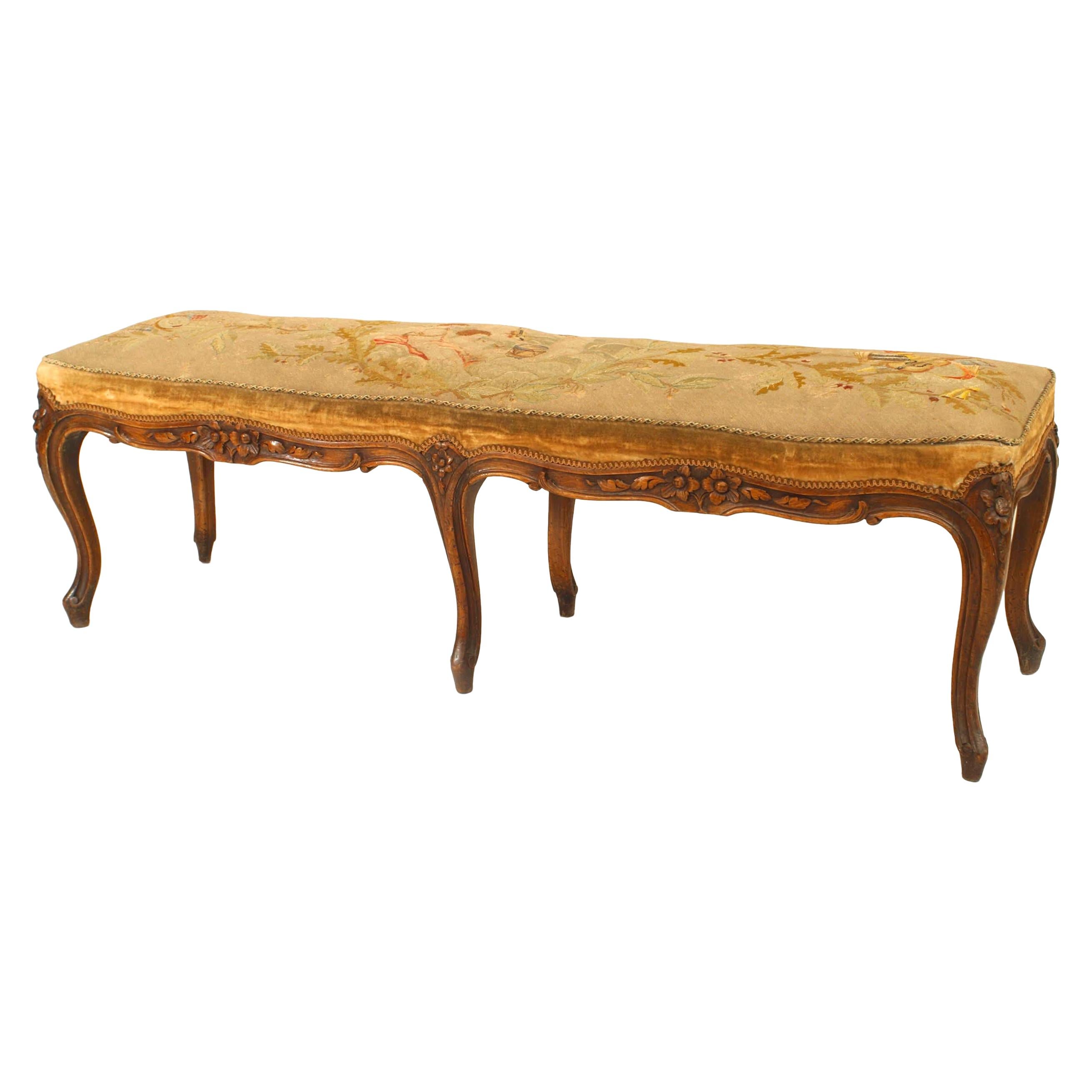 Banc français en noyer sculpté de style Louis XV