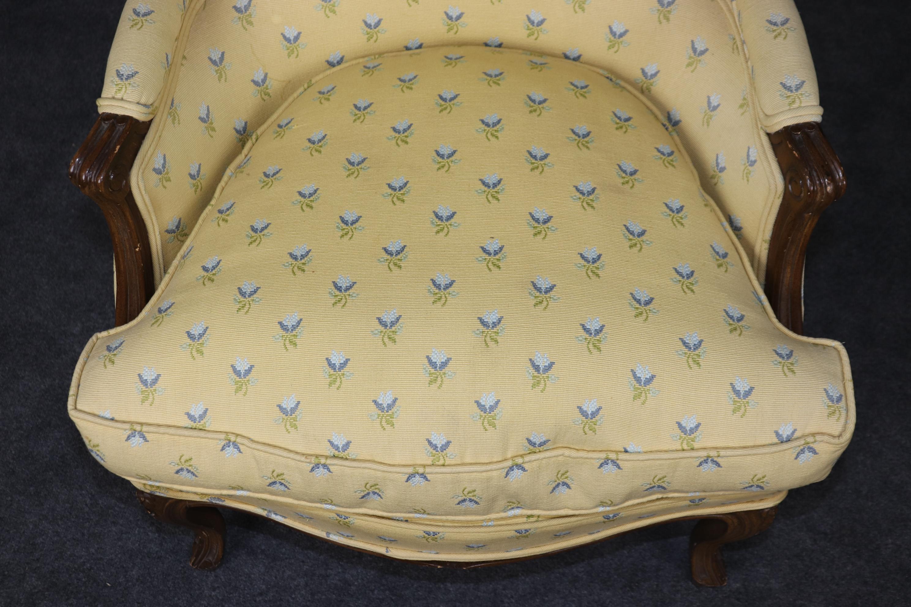 French Louis XV Carved Walnut Bergere in Yellow Upholstery with Flowers For Sale 6
