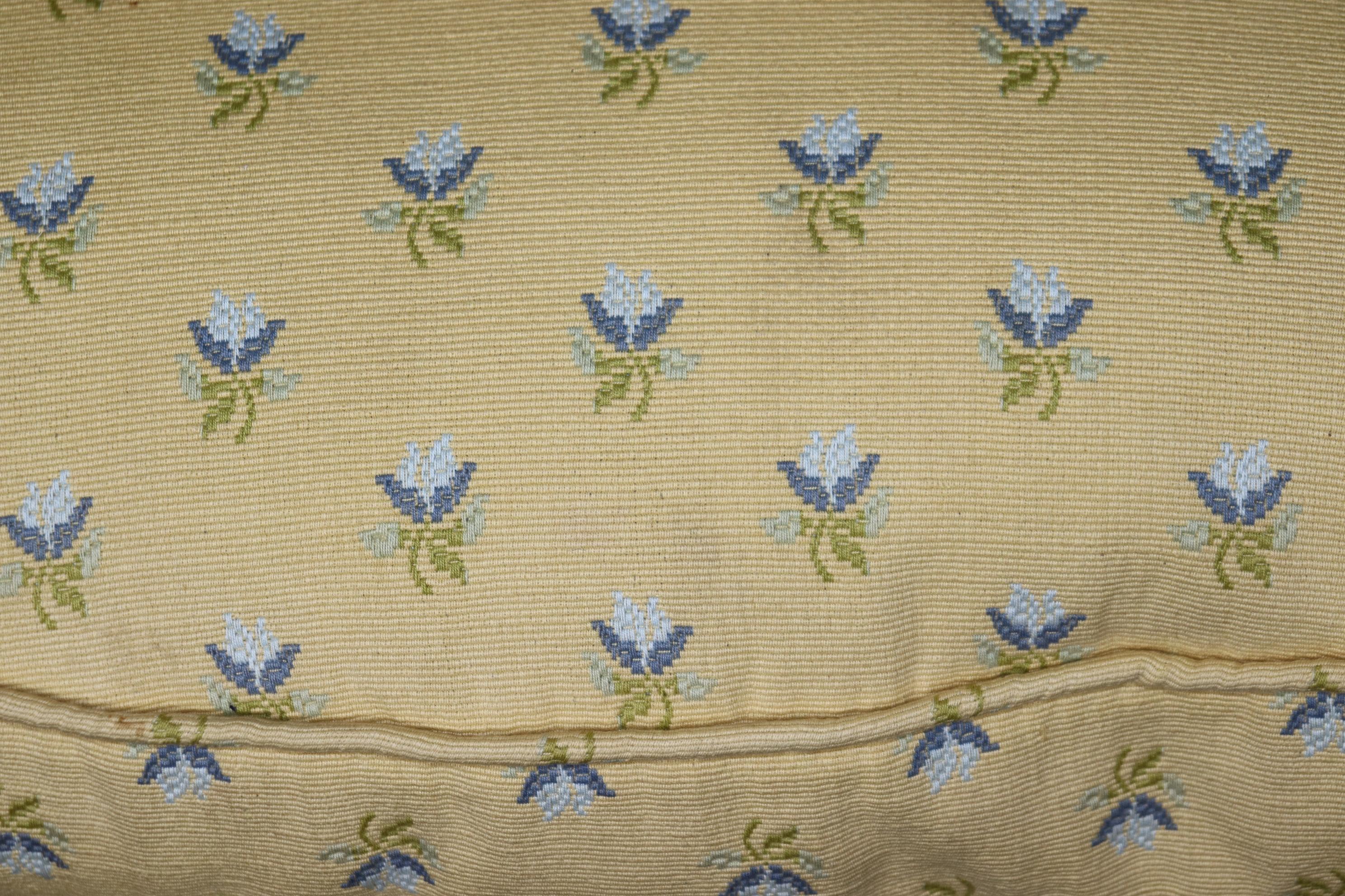 French Louis XV Carved Walnut Bergere in Yellow Upholstery with Flowers For Sale 7