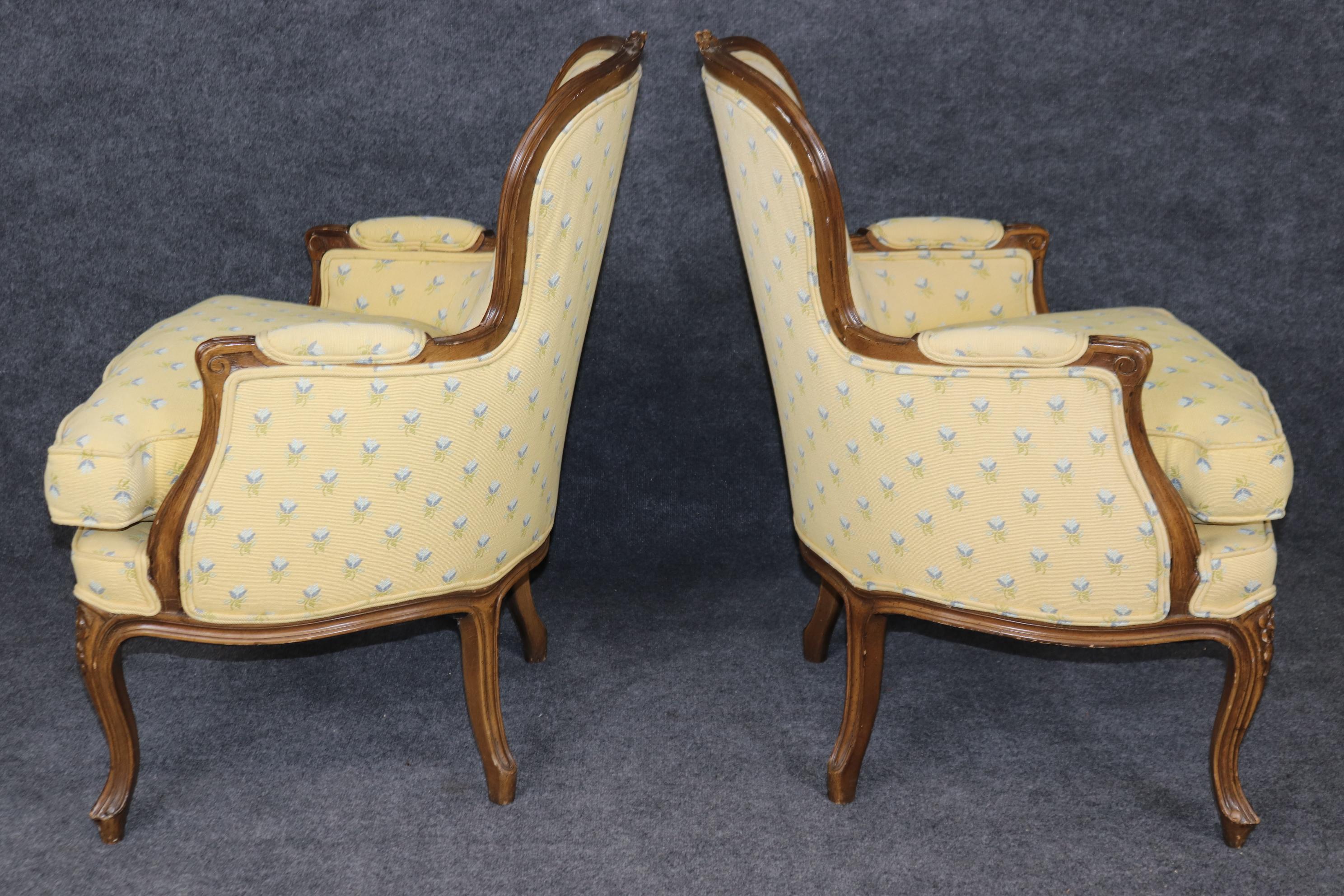 French Louis XV Carved Walnut Bergere in Yellow Upholstery with Flowers In Good Condition For Sale In Swedesboro, NJ