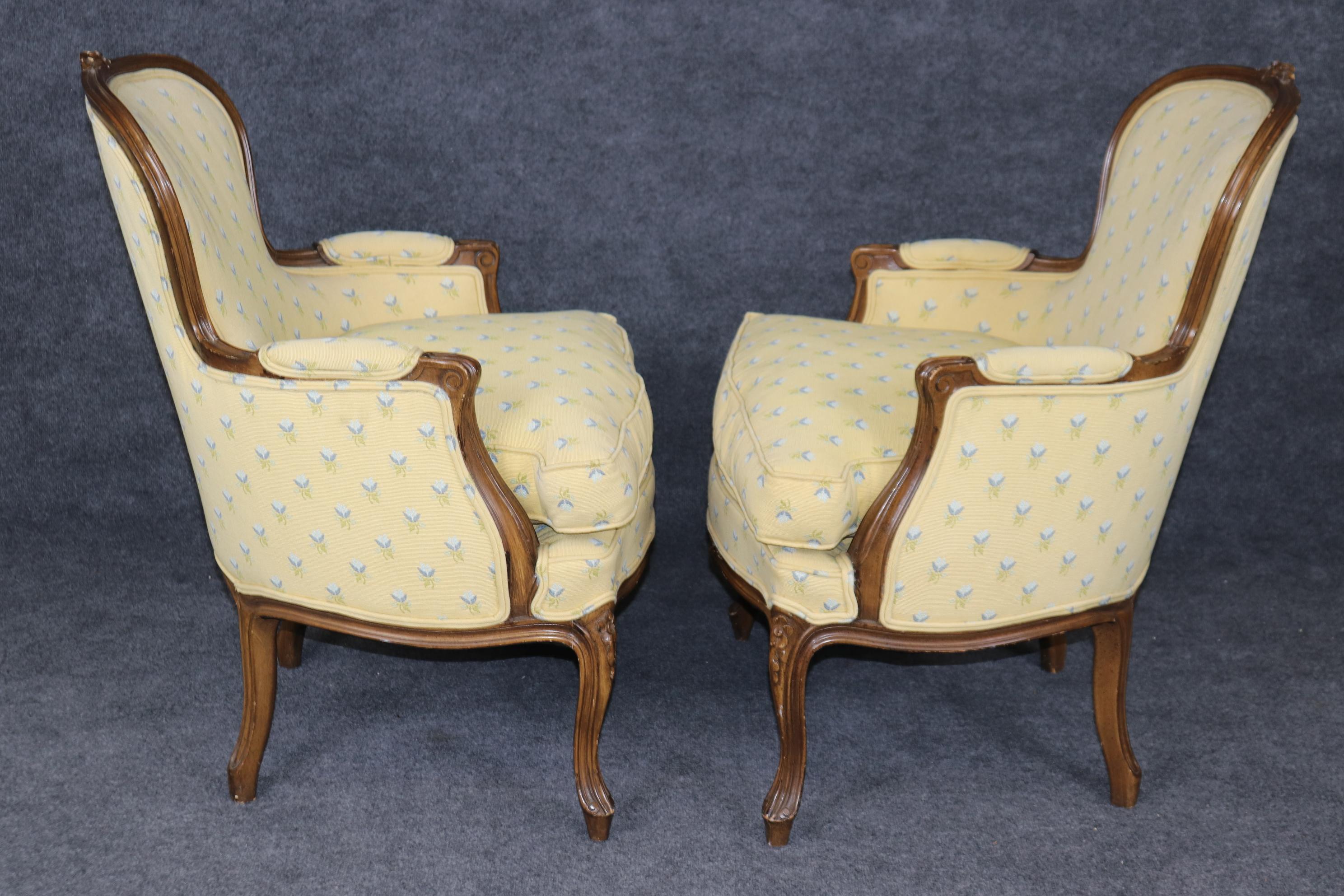 French Louis XV Carved Walnut Bergere in Yellow Upholstery with Flowers For Sale 1