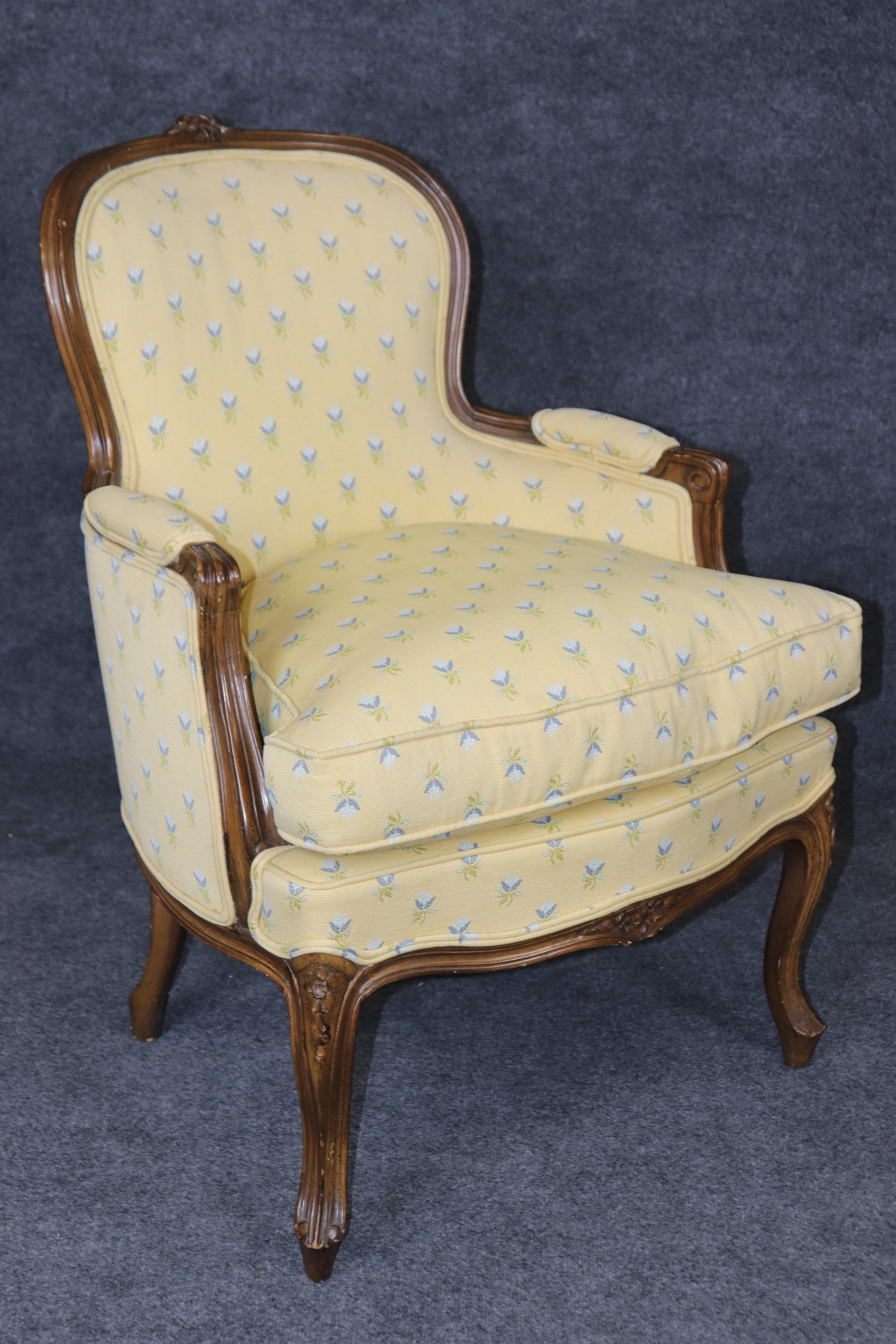 French Louis XV Carved Walnut Bergere in Yellow Upholstery with Flowers For Sale 2