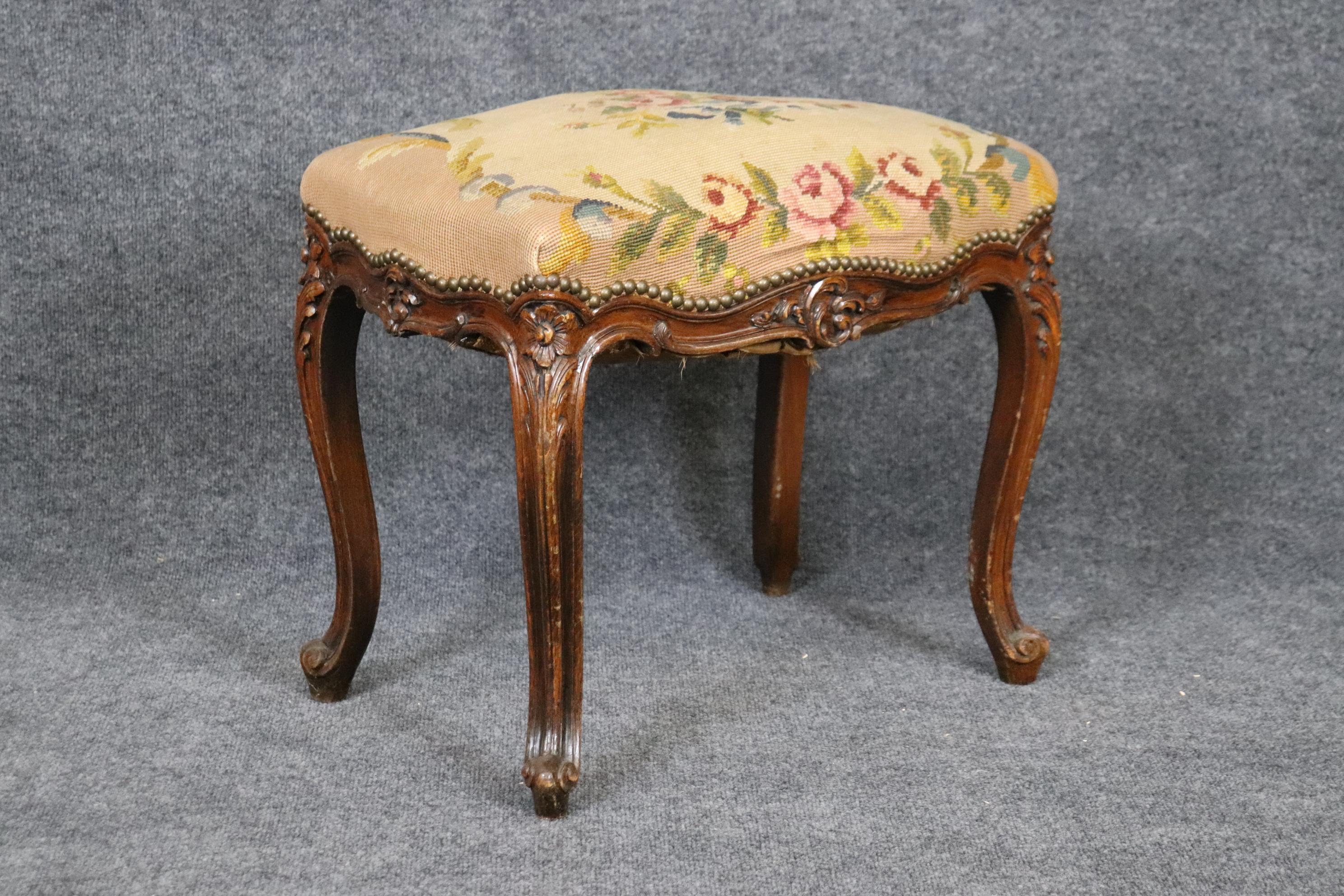French Louis XV Carved Walnut Distressed Antique Needlepoint Upholstered Stool  In Good Condition For Sale In Swedesboro, NJ