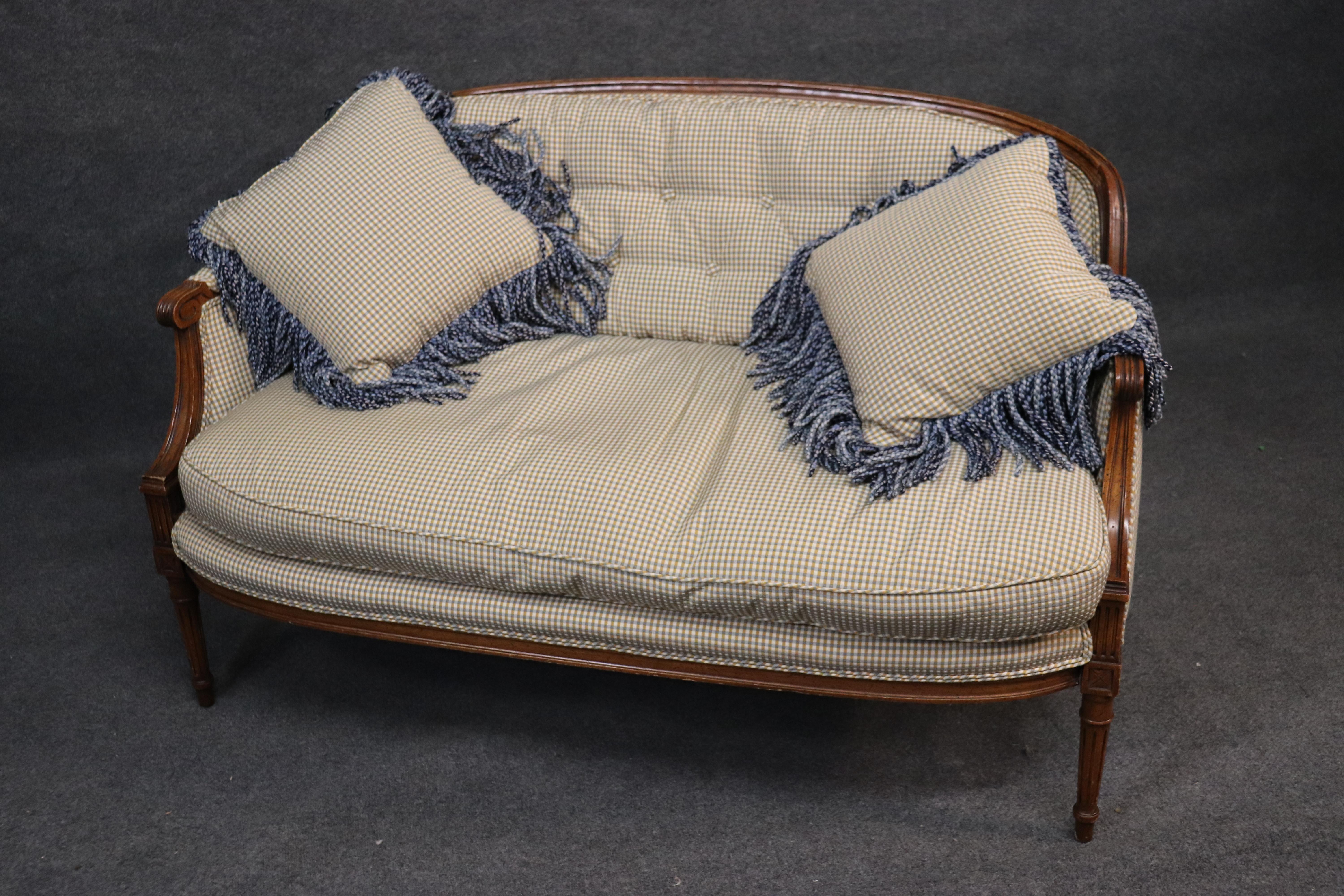 Mid-20th Century French Louis XV Carved Walnut Settee Canape Sofa with Matching Pillows