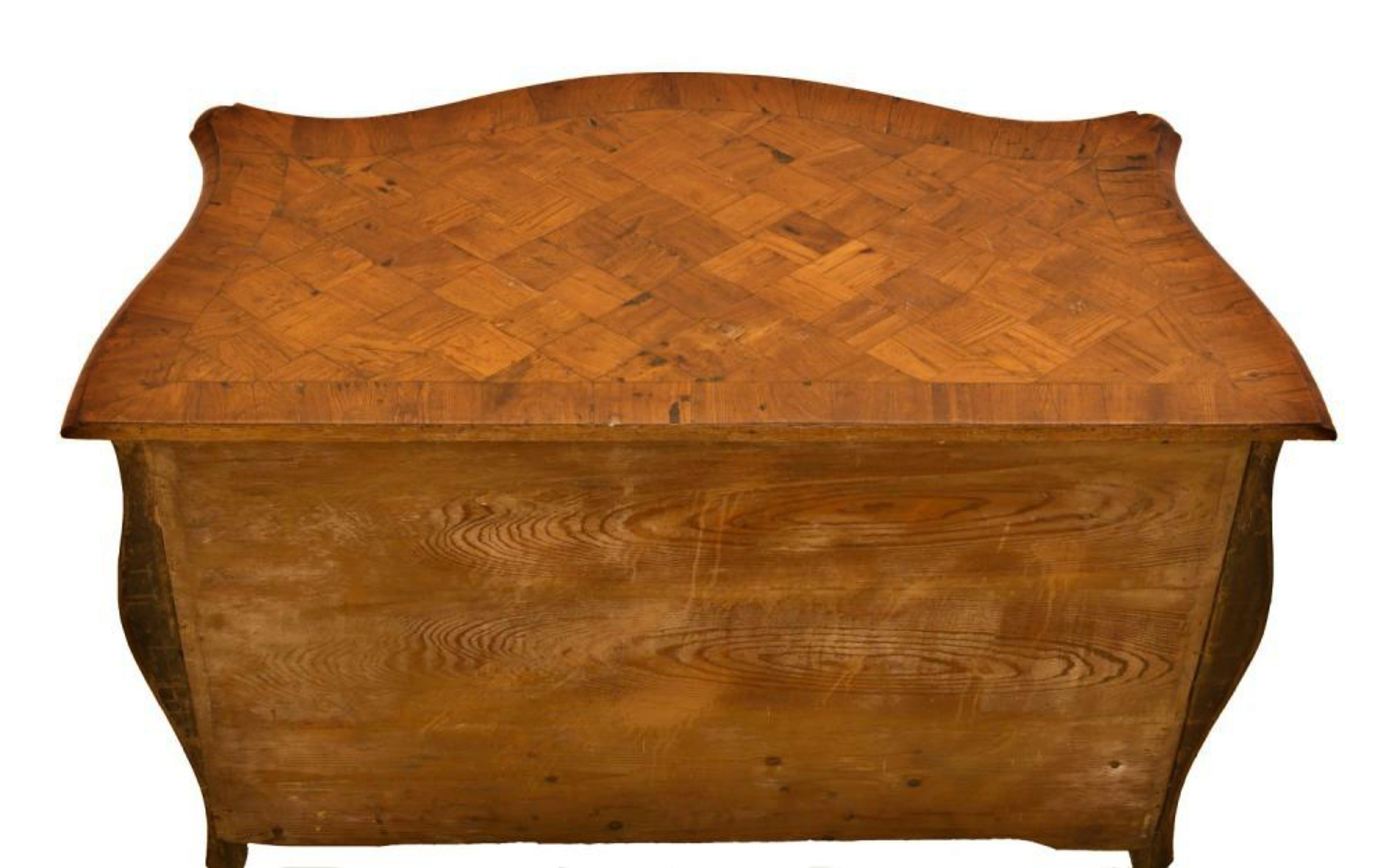 Commode française Louis XV fin XVIIIe siècle
déplacé plaqué d'incrustations géométriques avec trois tiroirs
France
Dimensions :
cm 80x103x53
Front et hanches ondulés.
Enrichi d'éléments en bronze doré sur le côté, sur le trou de la serrure, les