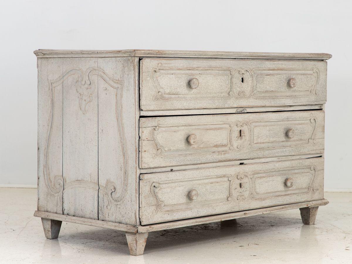 Commode française de style Louis XV, peinture grise plus tardive, 19ème siècle en vente 2