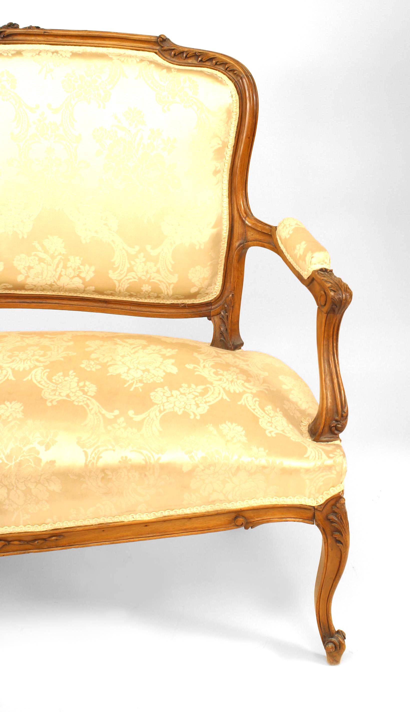 Français Loveseat Louis XV français couleur crème en vente