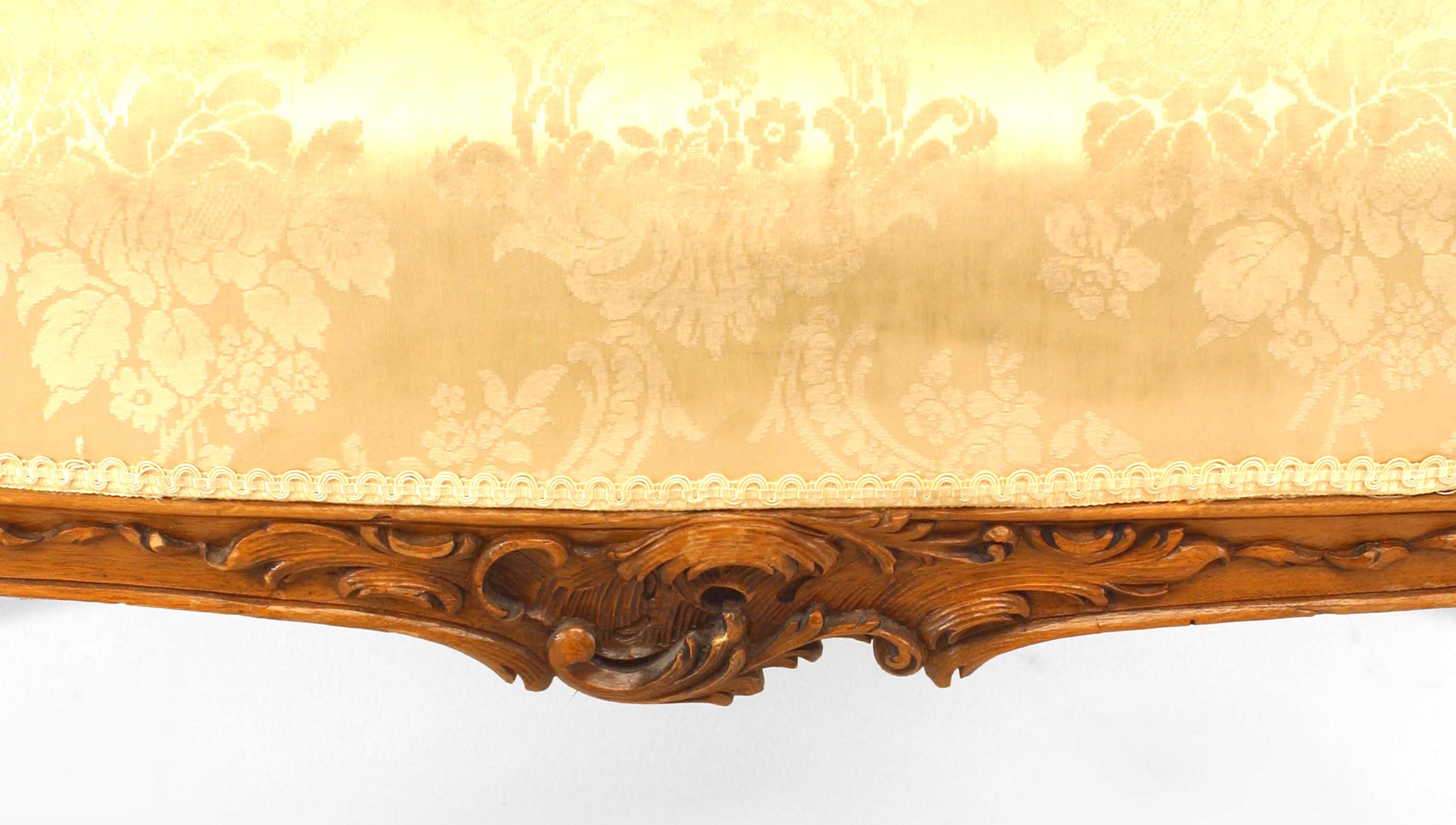 Sculpté à la main Loveseat Louis XV français couleur crème en vente
