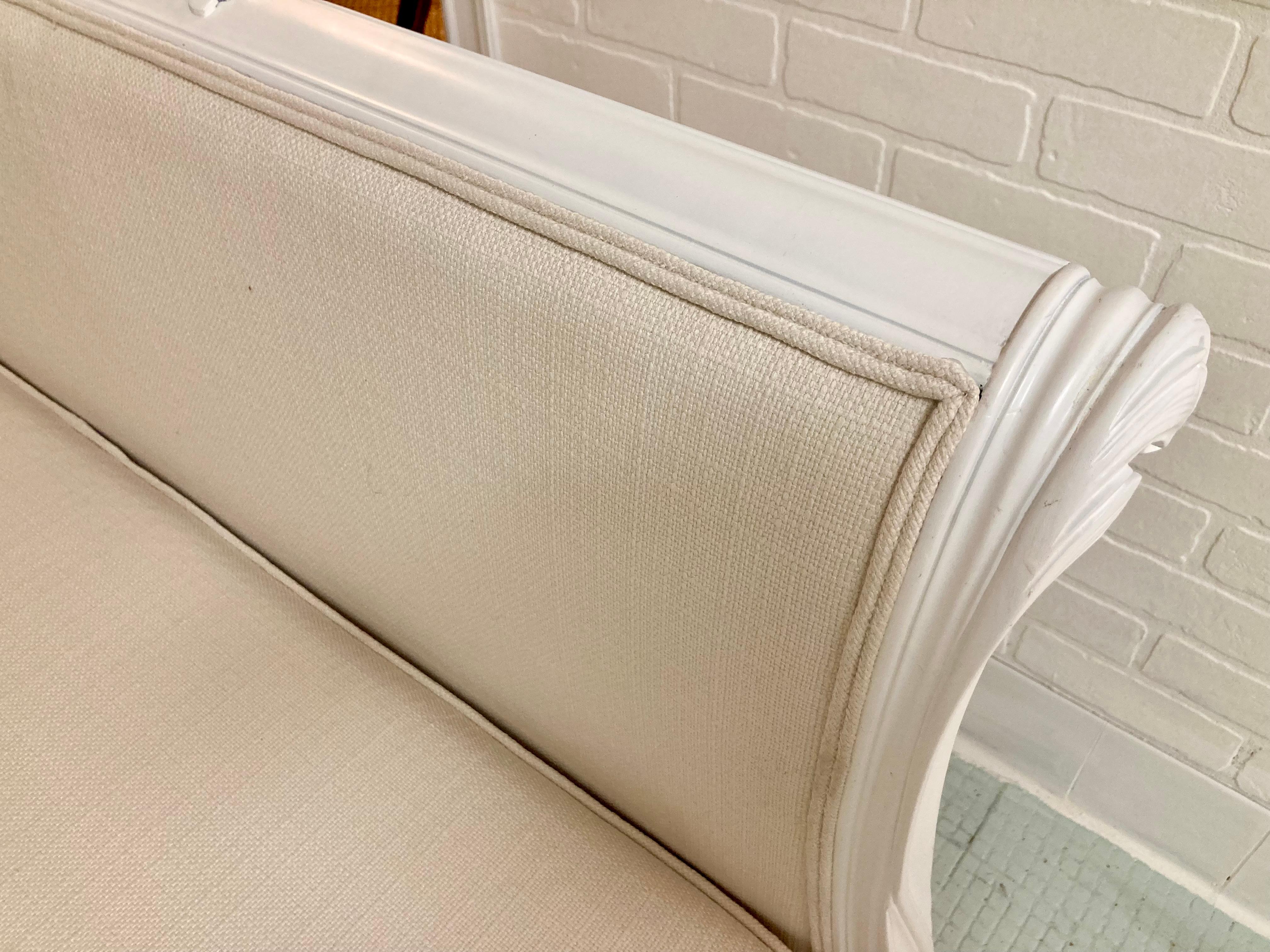 Cama francesa de día Luis XV recién lacada en blanco con nueva tapicería Todd Hase en Bueno estado para la venta en Los Angeles, CA