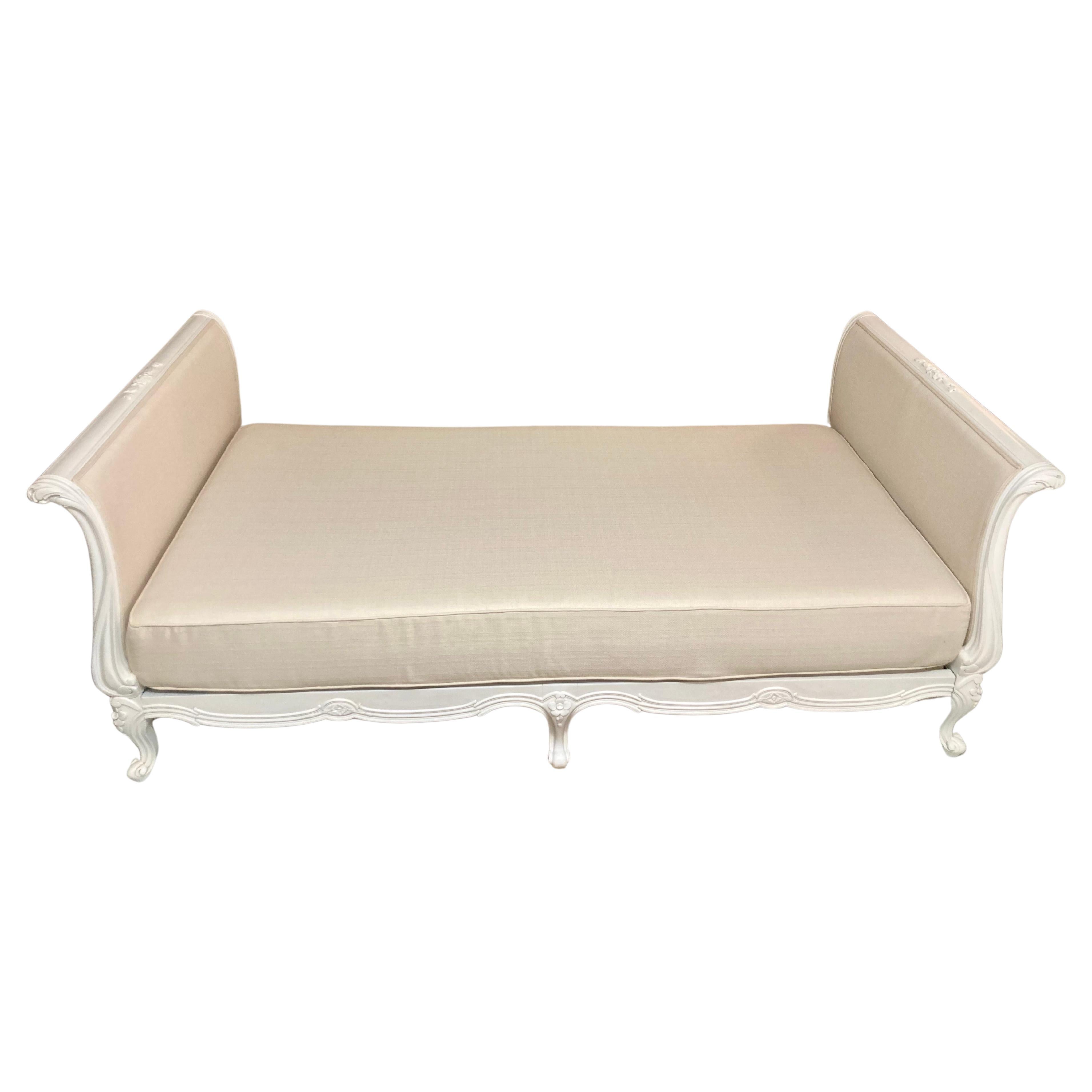 Letto da giorno francese Luigi XV appena laccato di bianco con la nuova tappezzeria Todd Hase