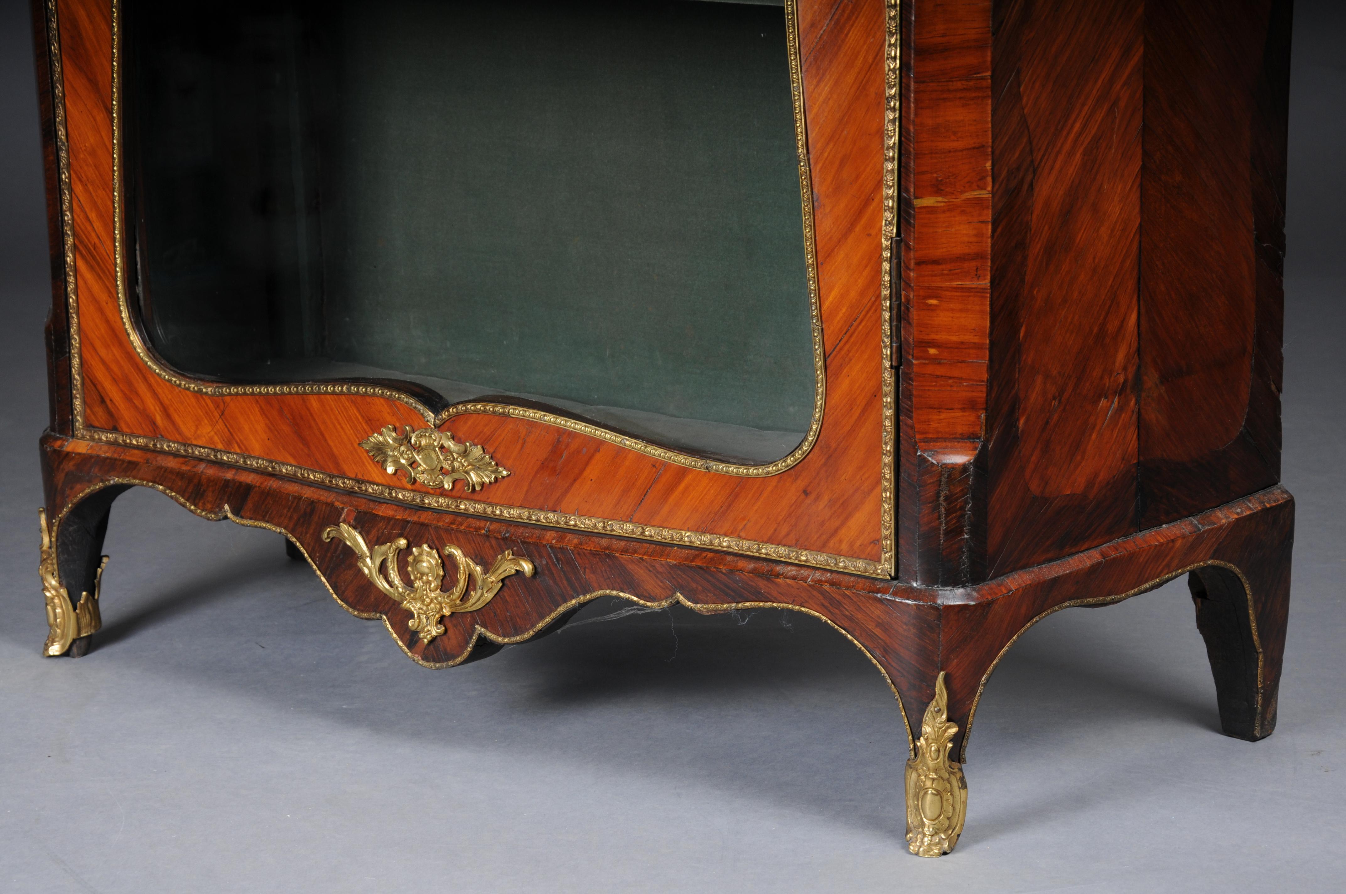 Französisches dekoratives Louis-XV-Vitrinengehäuse im Louis-XV-Stil, signiert Paris um 1860 im Angebot 4